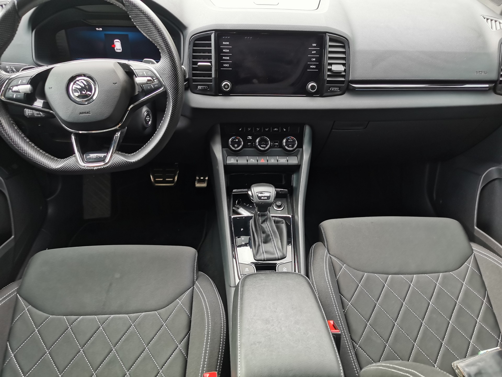 SKODA Karoq 2.0 TDI CR Sport Line 4x4 DSG-image-6