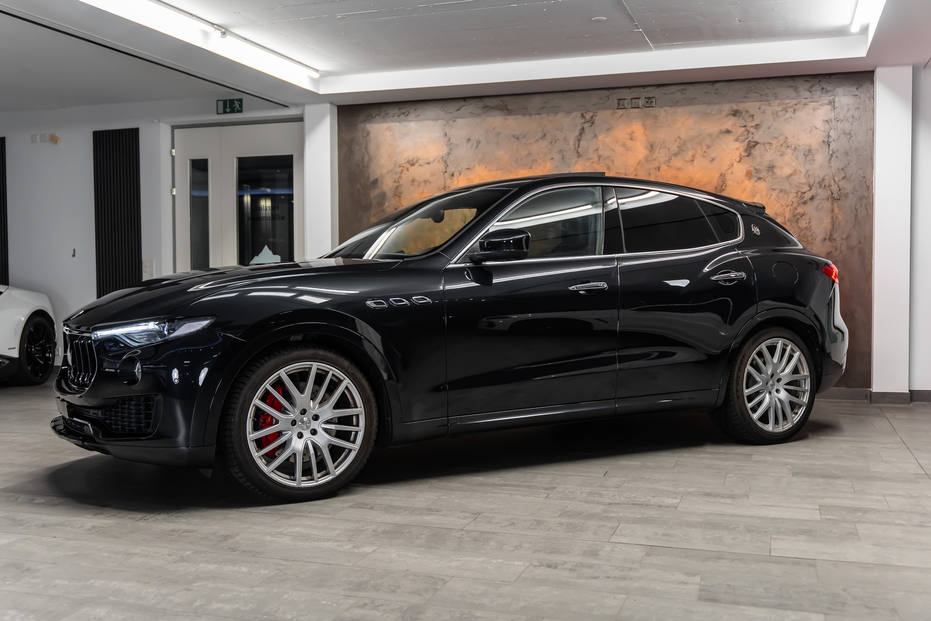 MASERATI Levante S 3.0 V6 Automatica *CH-Fahrzeug*Panorama*Fahrassist*360°*Alcantara*-image-1