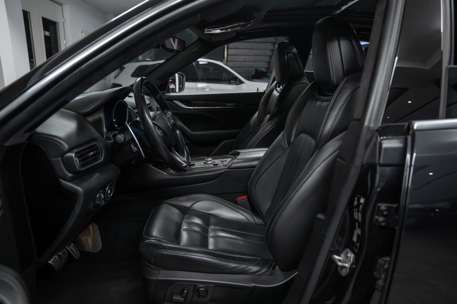 MASERATI Levante S 3.0 V6 Automatica *CH-Fahrzeug*Panorama*Fahrassist*360°*Alcantara*-image-12