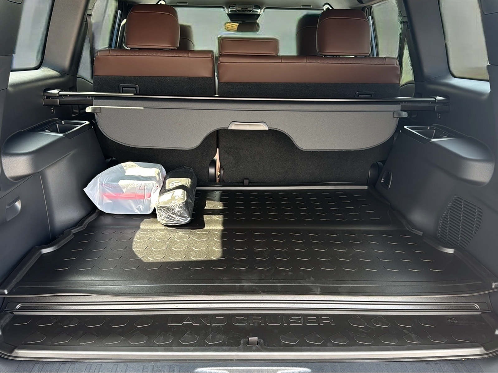 TOYOTA Land Cruiser 2.8TD Swiss Edition mit Allterrainreifen + AHK-showroom-element-3