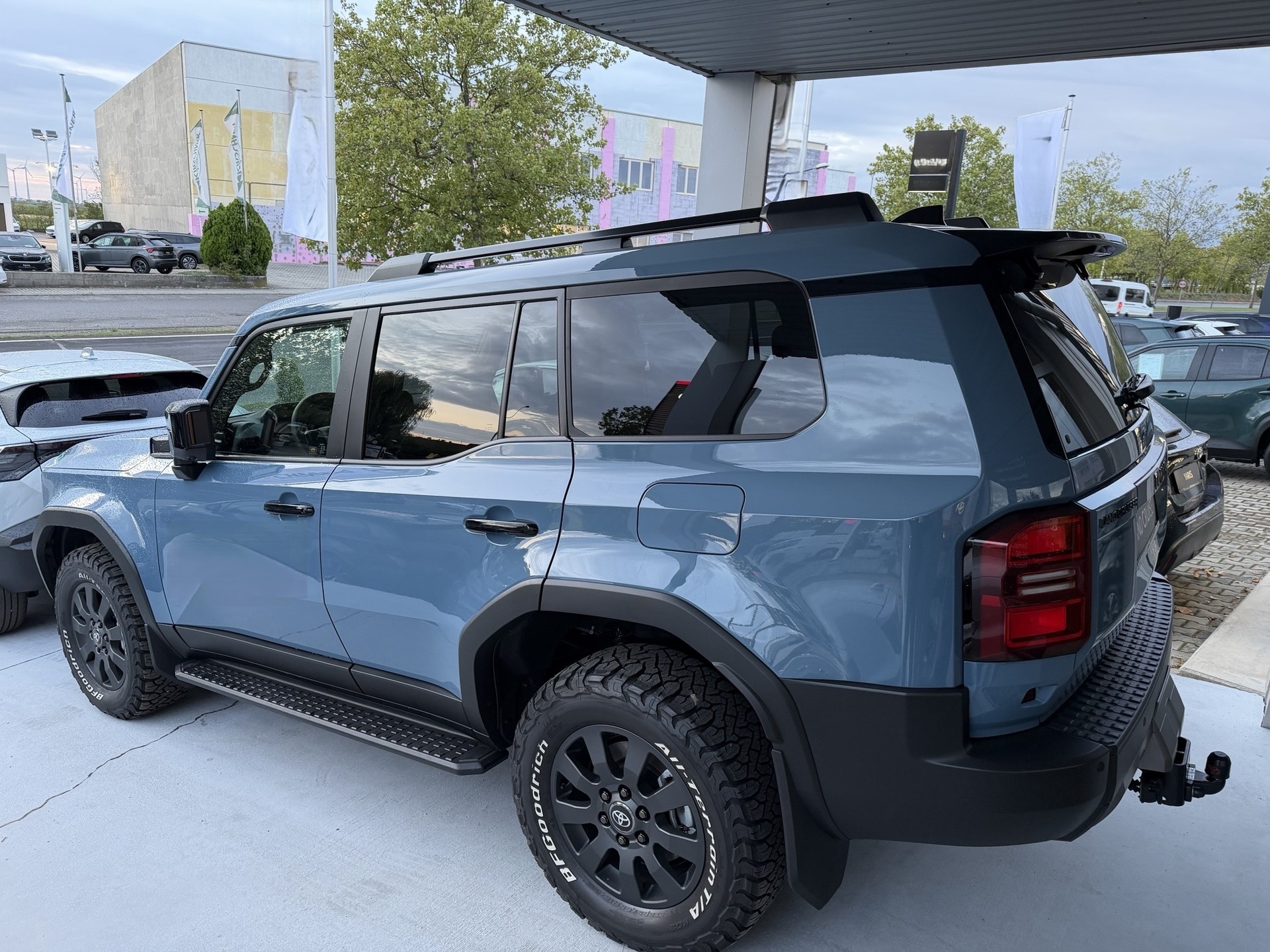 TOYOTA Land Cruiser 2.8TD Swiss Edition mit Allterrainreifen + AHK-image-1