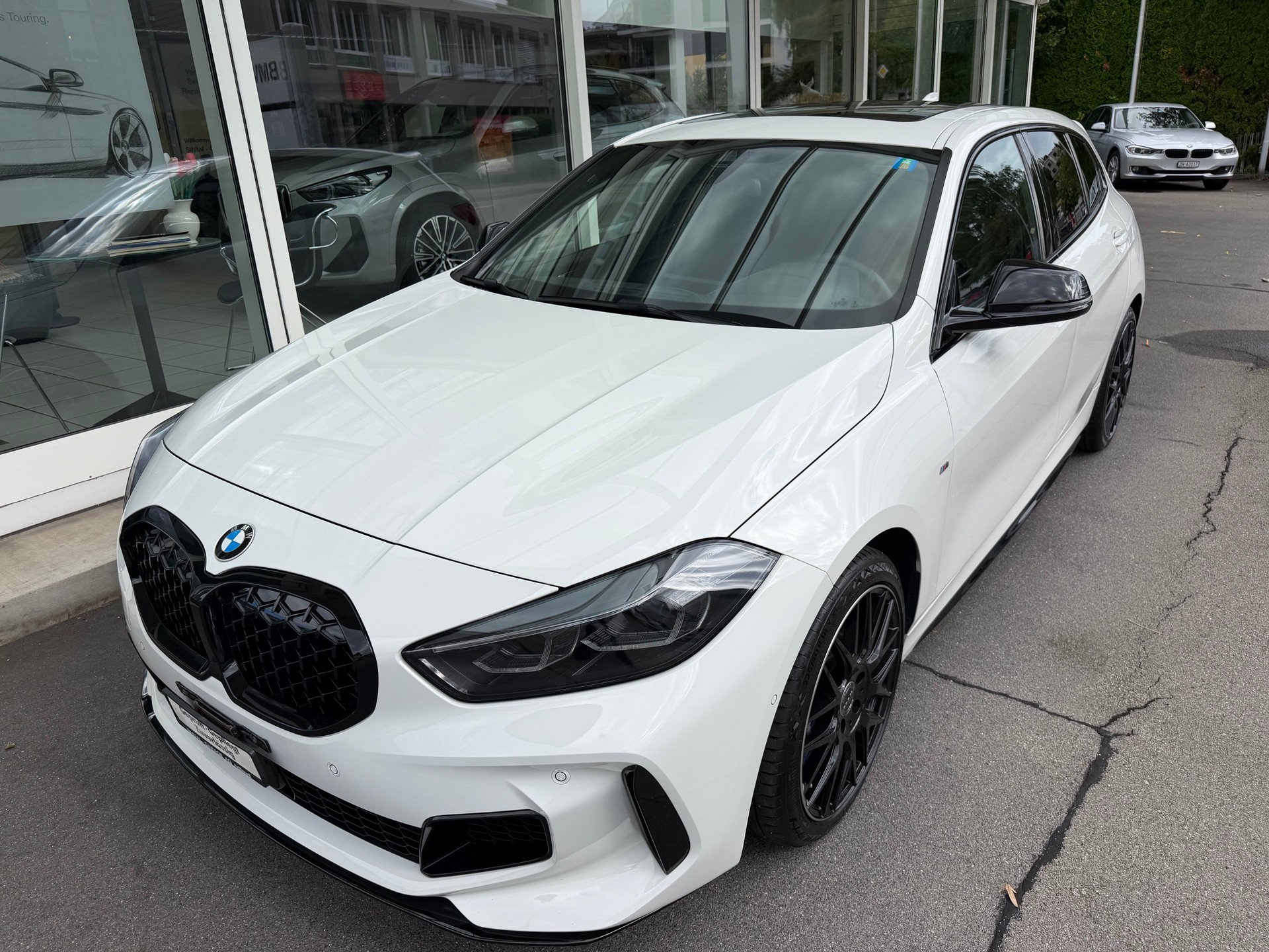 BMW M135i xDrive Steptronic-image-0