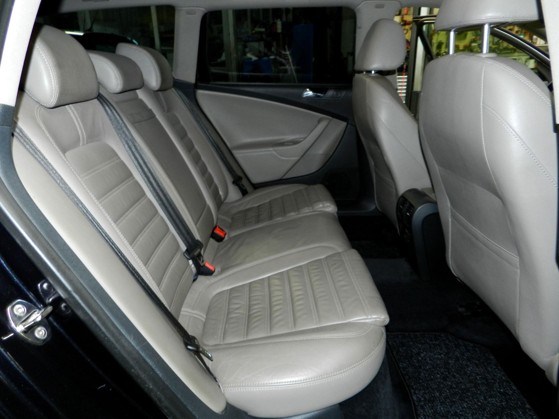 VW Passat Variant 3.2 V6 FSI Highline 4Motion-image-7