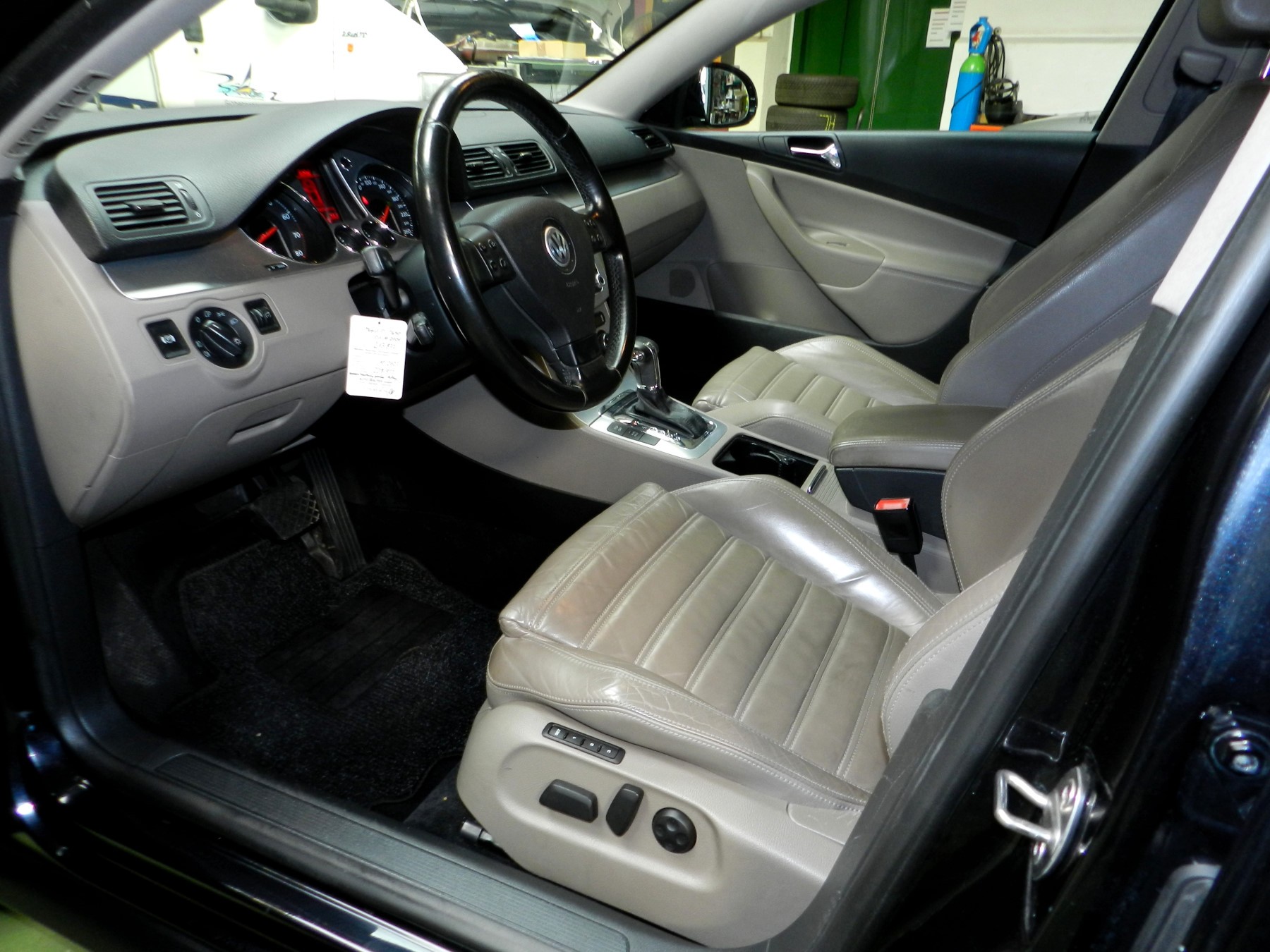 VW Passat Variant 3.2 V6 FSI Highline 4Motion-image-6