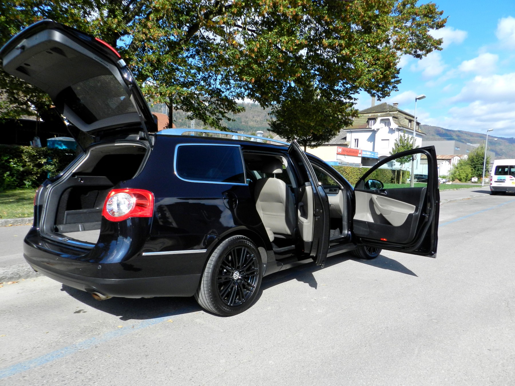 VW Passat Variant 3.2 V6 FSI Highline 4Motion-image-5