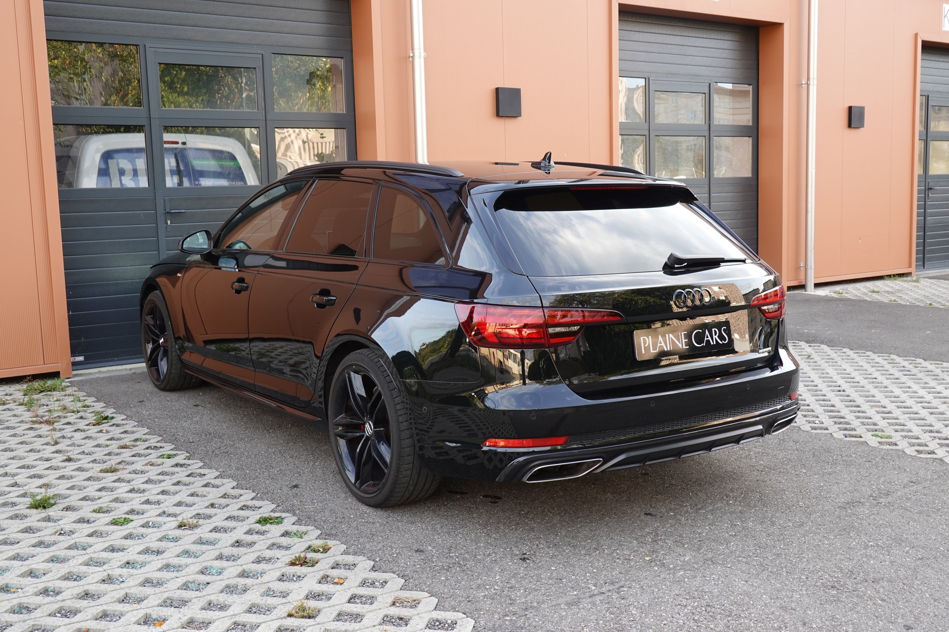 AUDI A4 Avant 40 TDI Sport quattro "* CH Auto * Service Audi * Toit Ouvrant * Head-Up Display * Attelage * Cuir * Son Bang&Olufsen *"-image-9