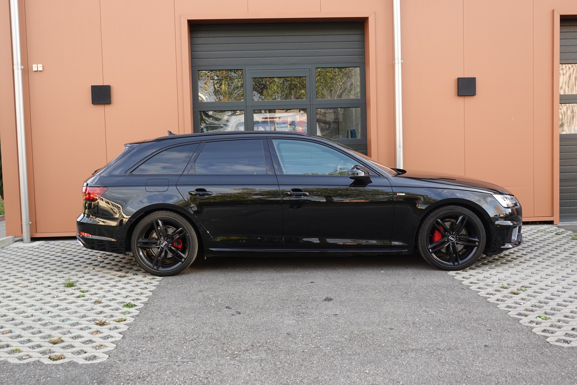 AUDI A4 Avant 40 TDI Sport quattro "* CH Auto * Service Audi * Toit Ouvrant * Head-Up Display * Attelage * Cuir * Son Bang&Olufsen *"-image-3
