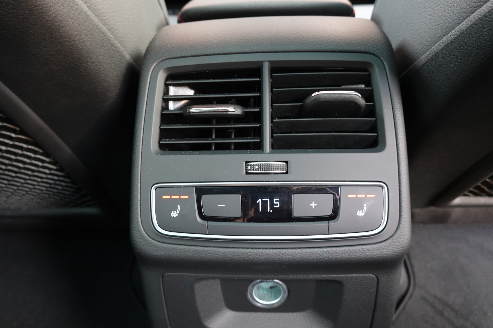 AUDI A4 Avant 40 TDI Sport quattro "* CH Auto * Service Audi * Toit Ouvrant * Head-Up Display * Attelage * Cuir * Son Bang&Olufsen *"-image-22