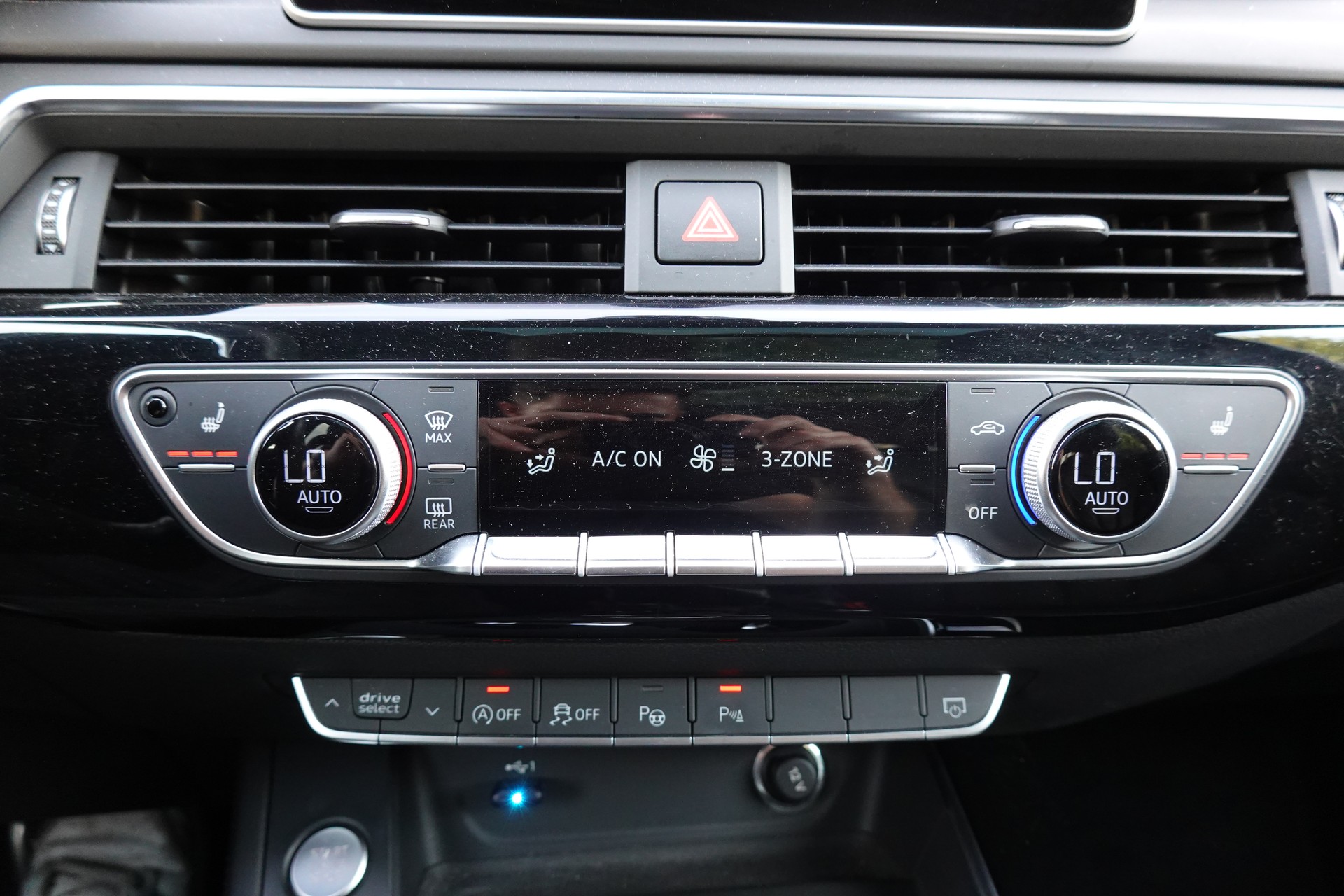 AUDI A4 Avant 40 TDI Sport quattro "* CH Auto * Service Audi * Toit Ouvrant * Head-Up Display * Attelage * Cuir * Son Bang&Olufsen *"-image-16