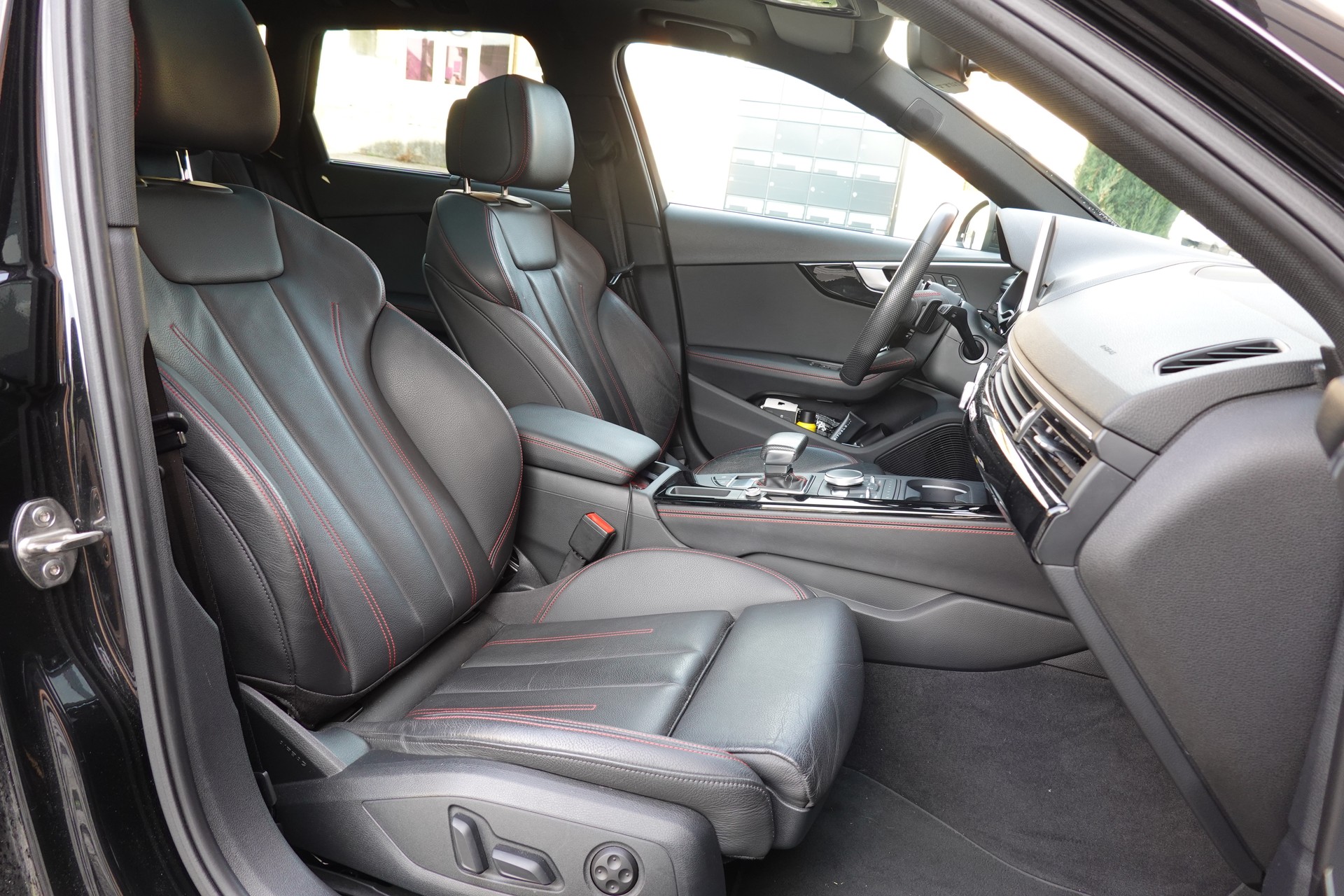 AUDI A4 Avant 40 TDI Sport quattro "* CH Auto * Service Audi * Toit Ouvrant * Head-Up Display * Attelage * Cuir * Son Bang&Olufsen *"-image-26