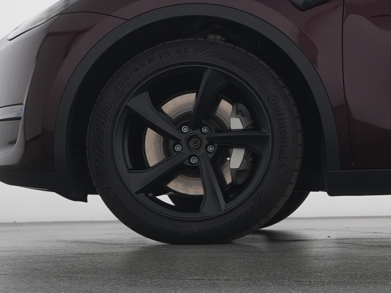TESLA Model Y Long Range All-Wheel Drive-showroom-element-2