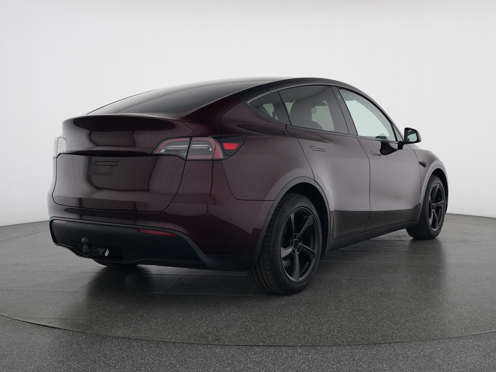 TESLA Model Y Long Range All-Wheel Drive-showroom-element-3