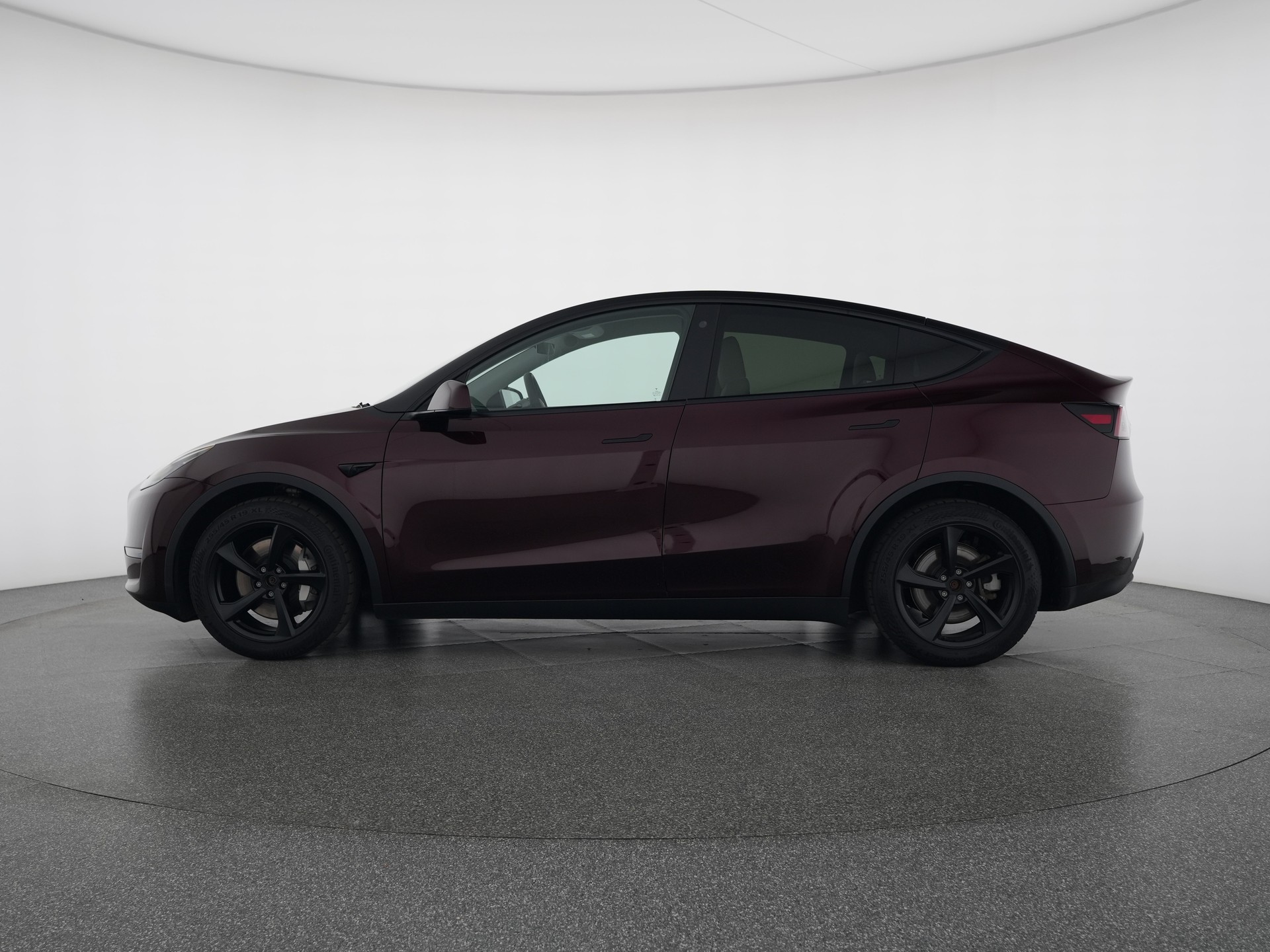 TESLA Model Y Long Range All-Wheel Drive-showroom-element-1