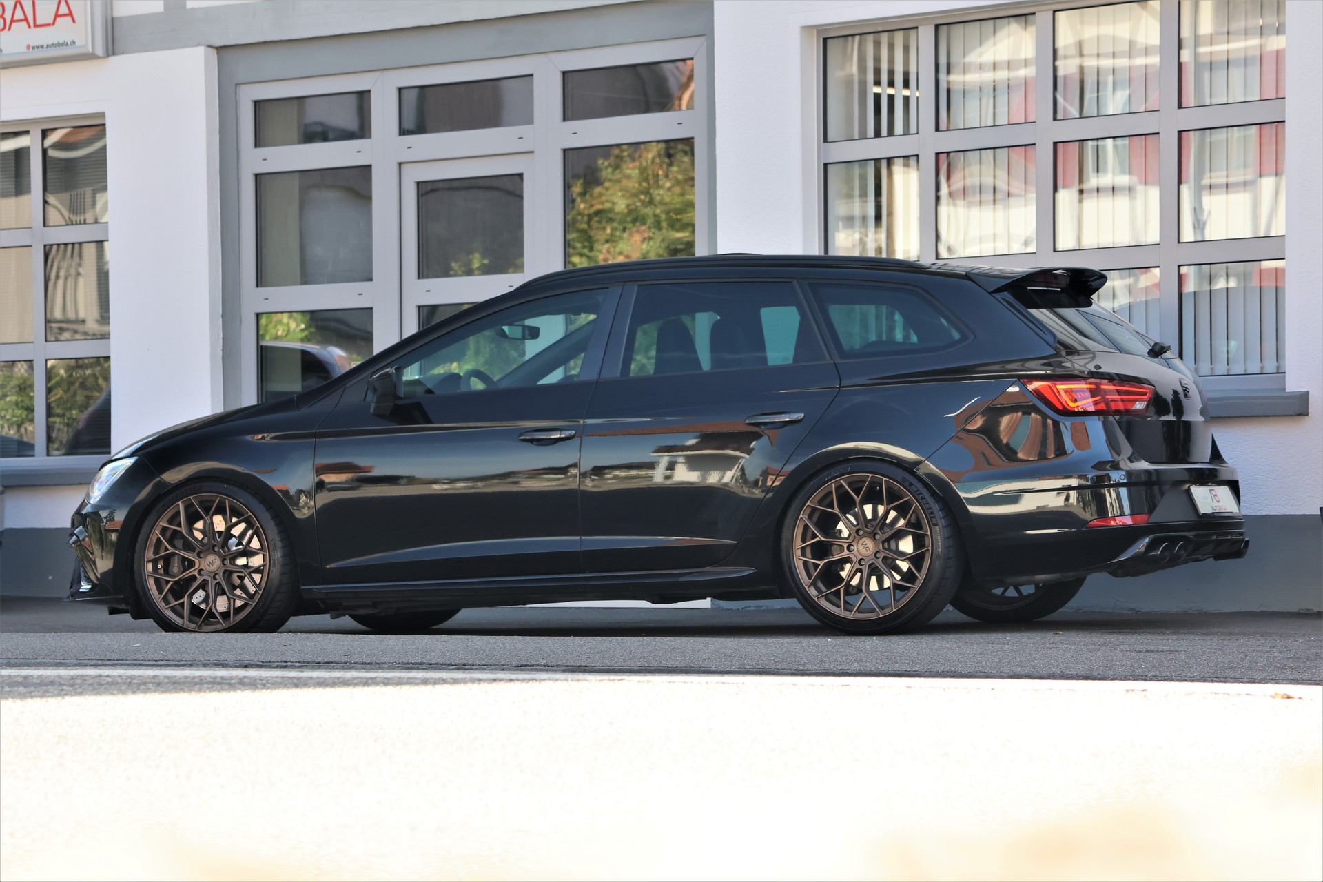 SEAT Leon ST 2.0 TSI Swiss Cupra 300 4 Drive DSG-showroom-element-3