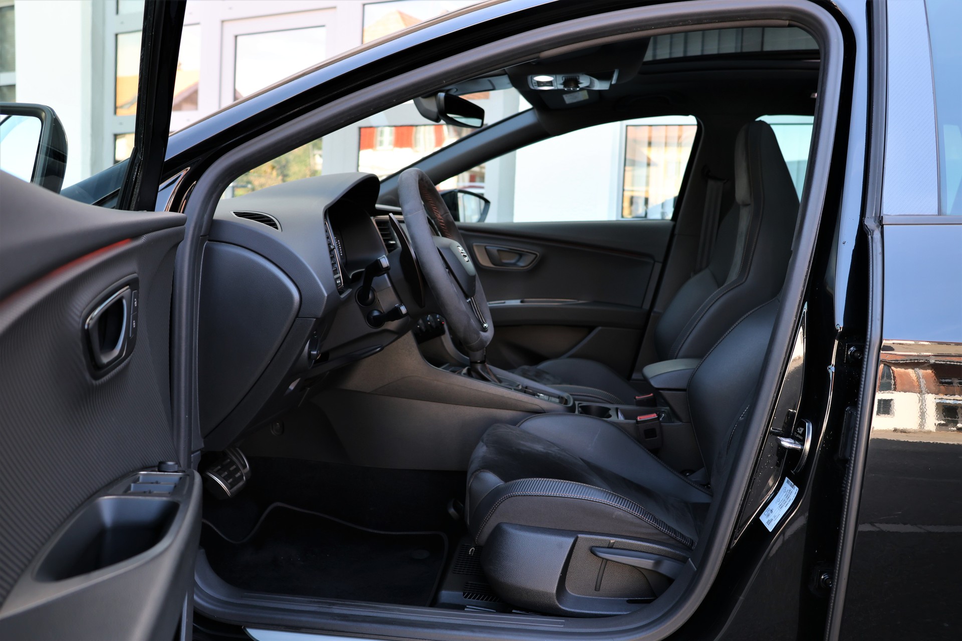SEAT Leon ST 2.0 TSI Swiss Cupra 300 4 Drive DSG-image-9