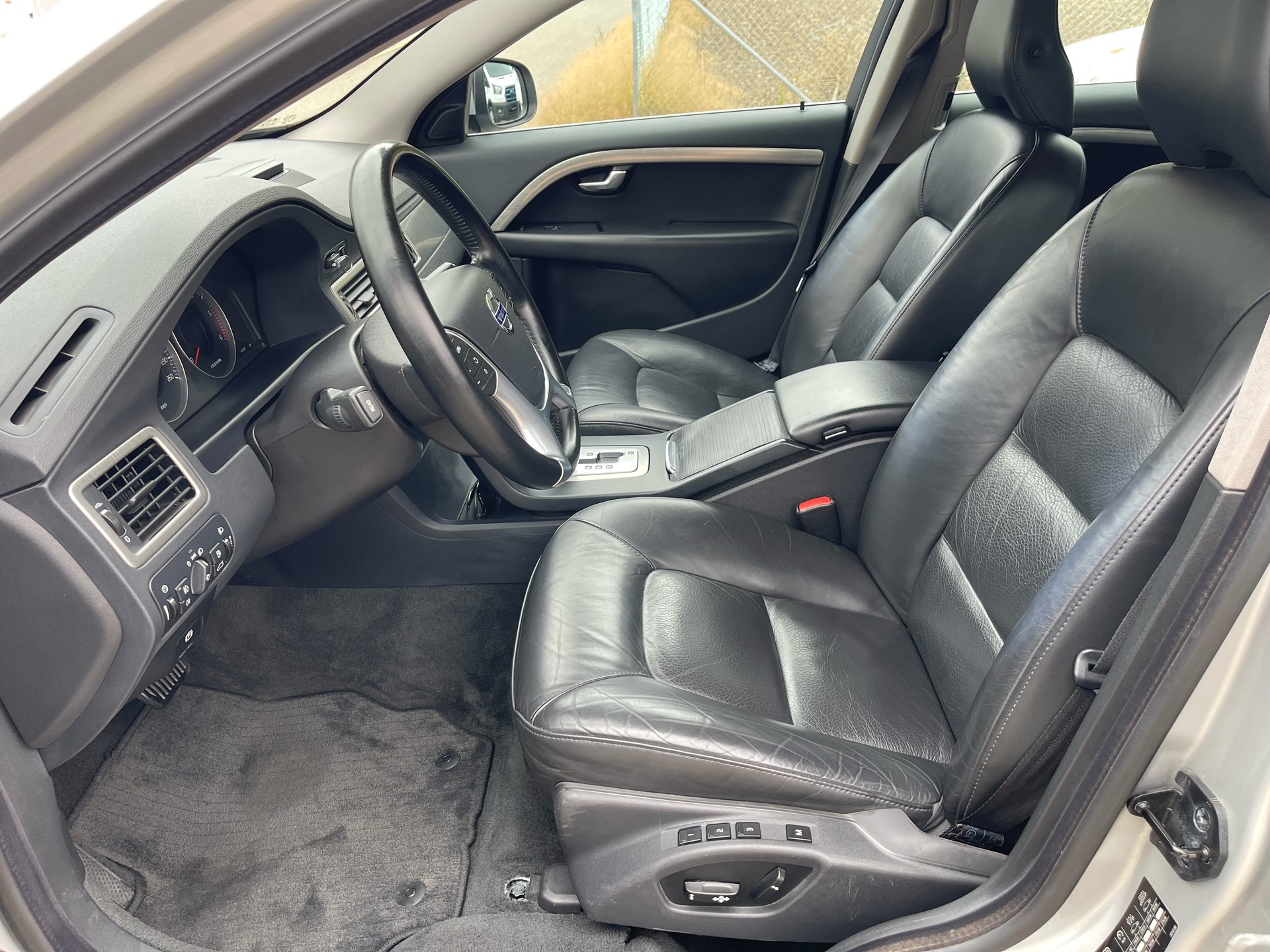 VOLVO V70 2.4D Momentum Geartronic-image-8