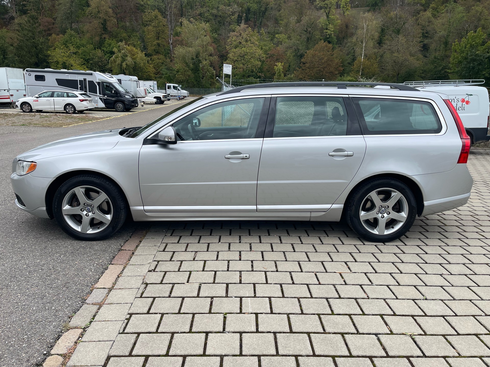 VOLVO V70 2.4D Momentum Geartronic-image-1