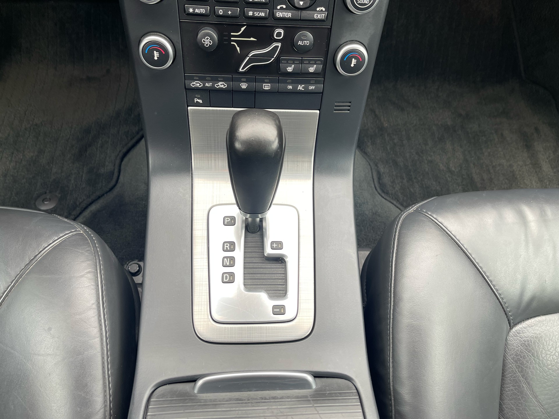 VOLVO V70 2.4D Momentum Geartronic-image-13