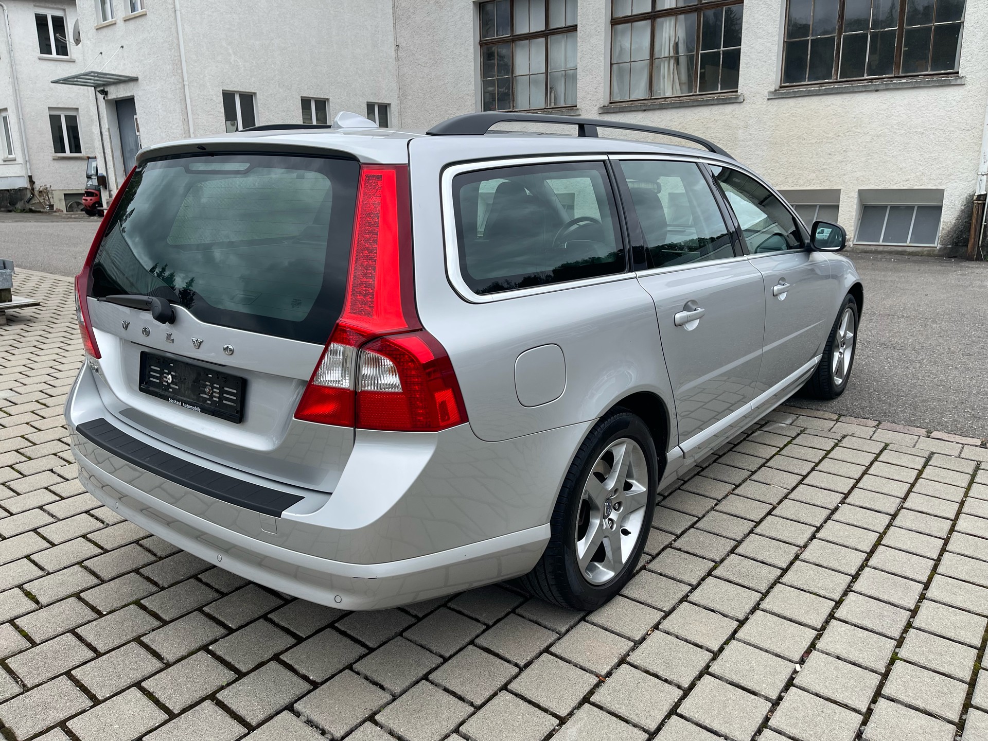 VOLVO V70 2.4D Momentum Geartronic-image-4