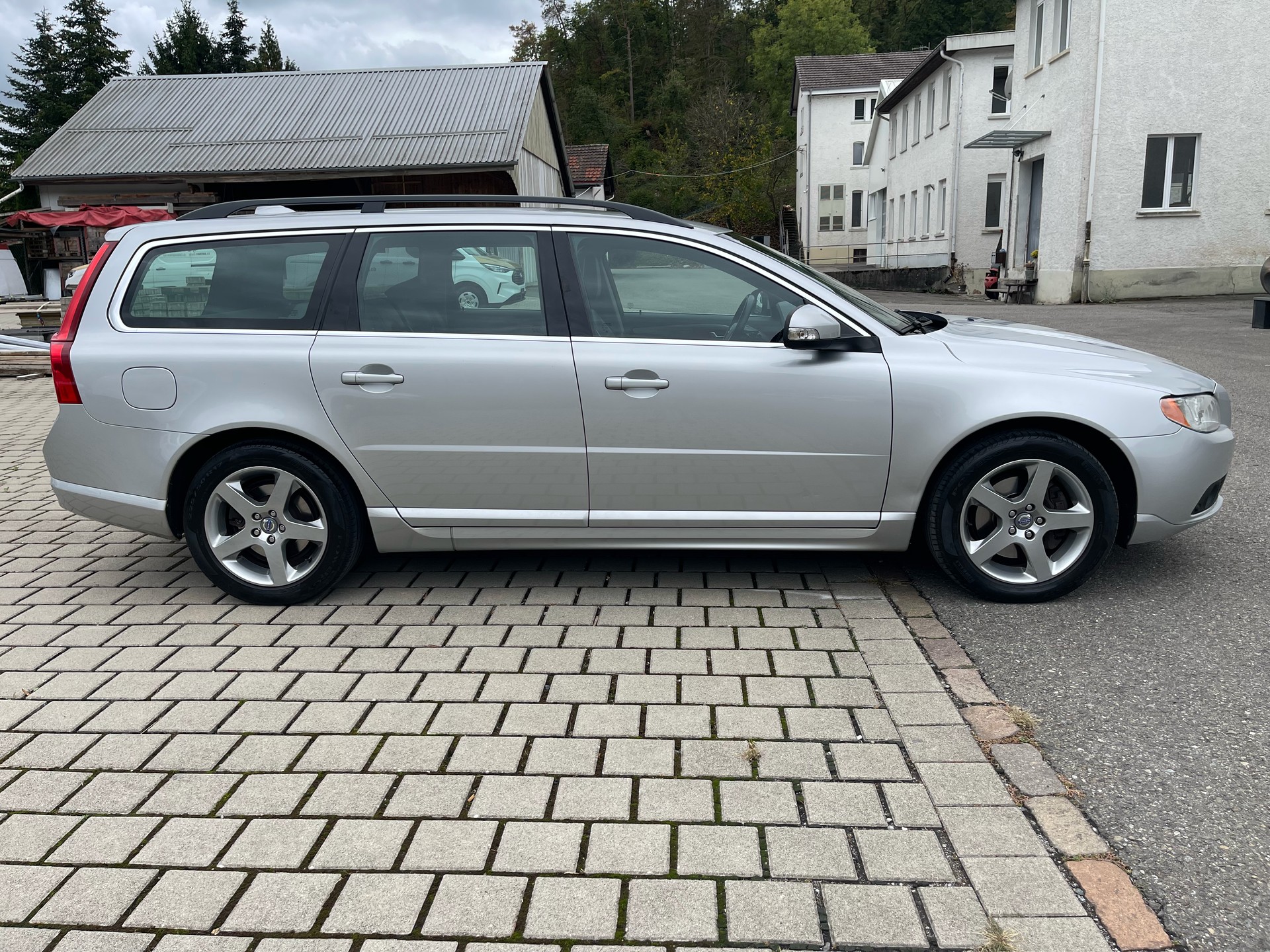 VOLVO V70 2.4D Momentum Geartronic-image-5