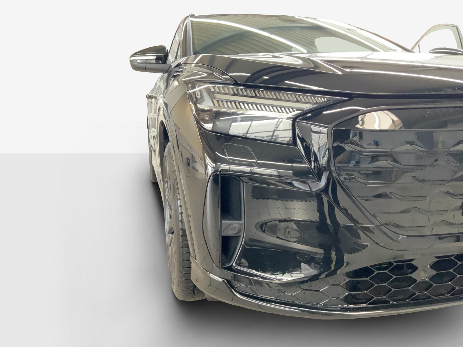 AUDI Q4 e-tron SUV quattro performance Swiss Ski-image-15