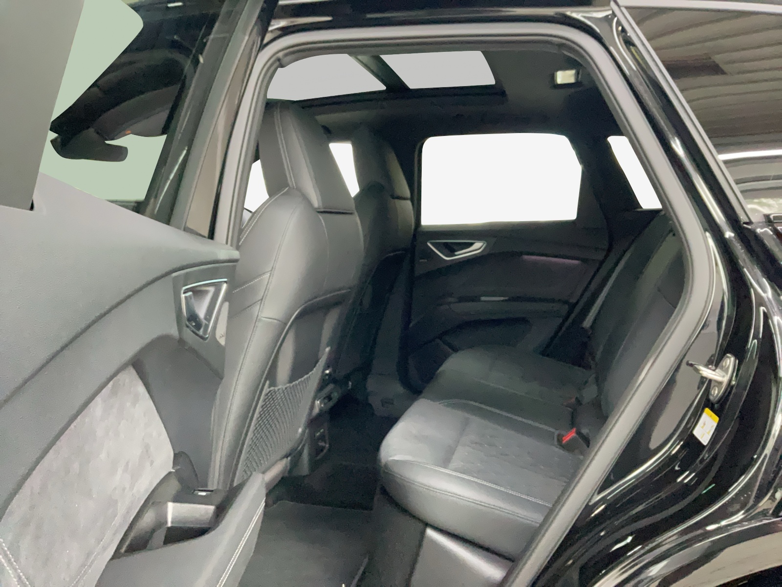 AUDI Q4 e-tron SUV quattro performance Swiss Ski-image-11