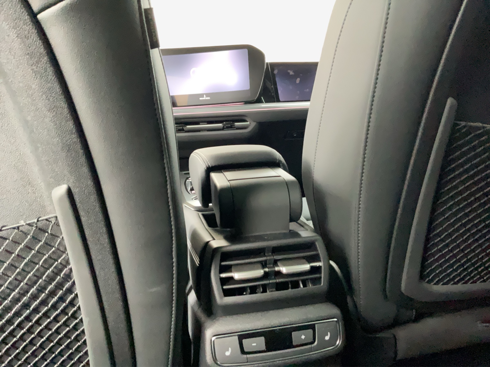 AUDI Q4 e-tron SUV quattro performance Swiss Ski-image-10