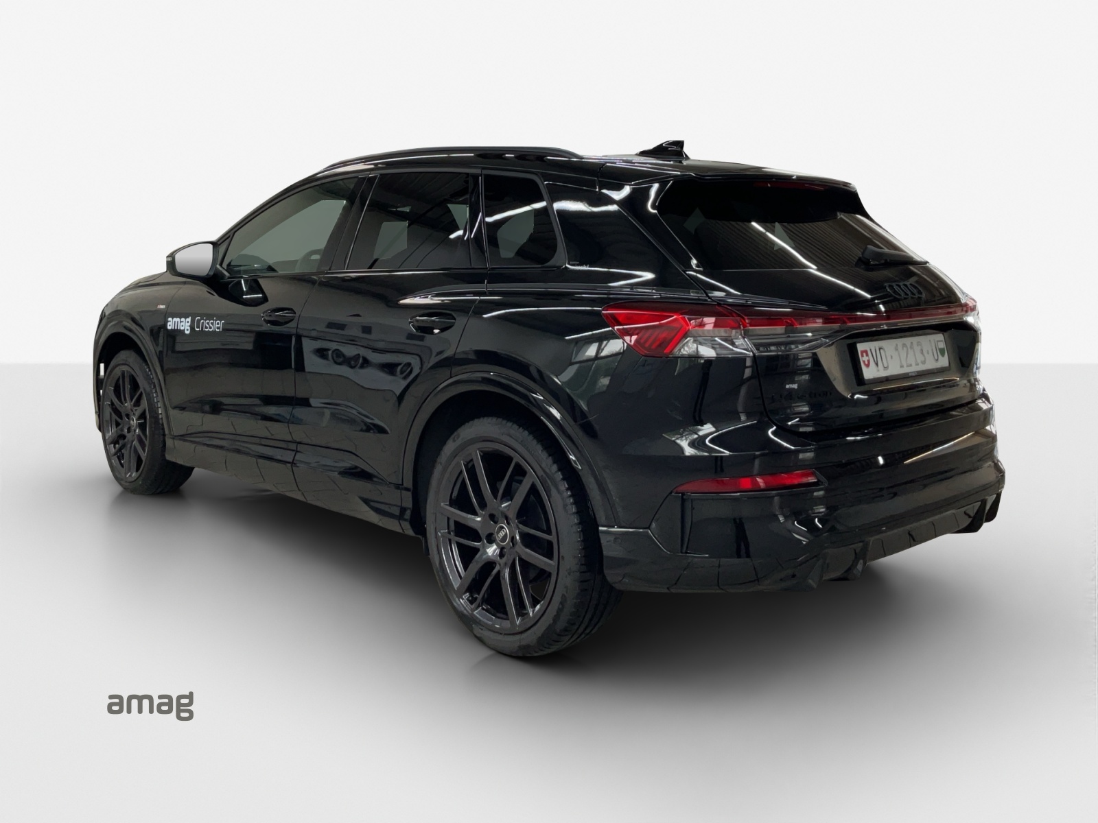 AUDI Q4 e-tron SUV quattro performance Swiss Ski-image-2