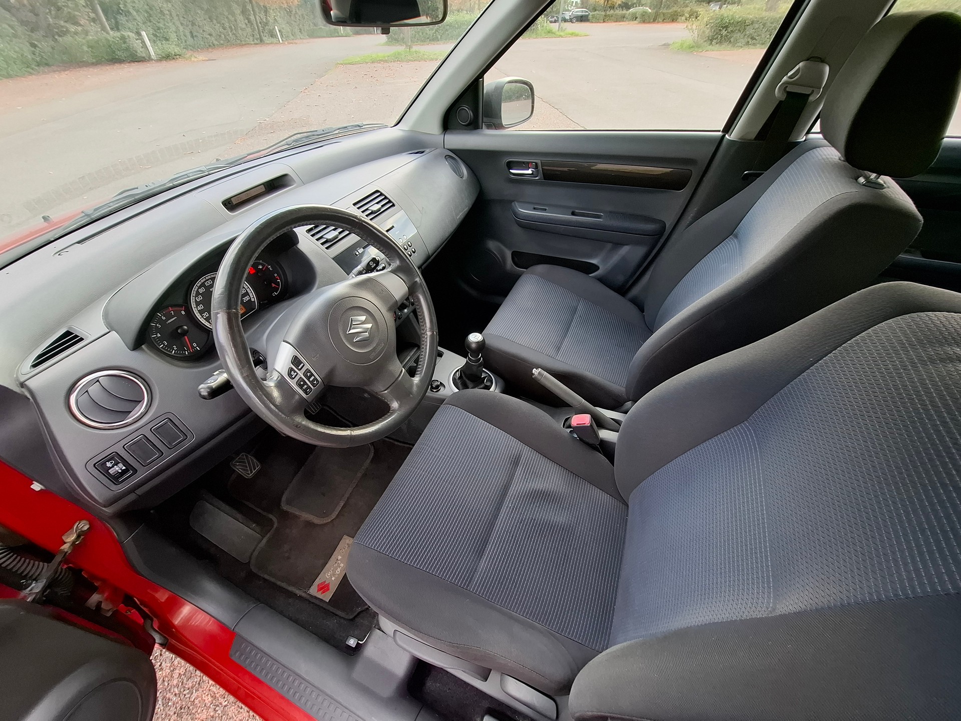 SUZUKI Swift 1.3i 16V GL 4x4-image-10