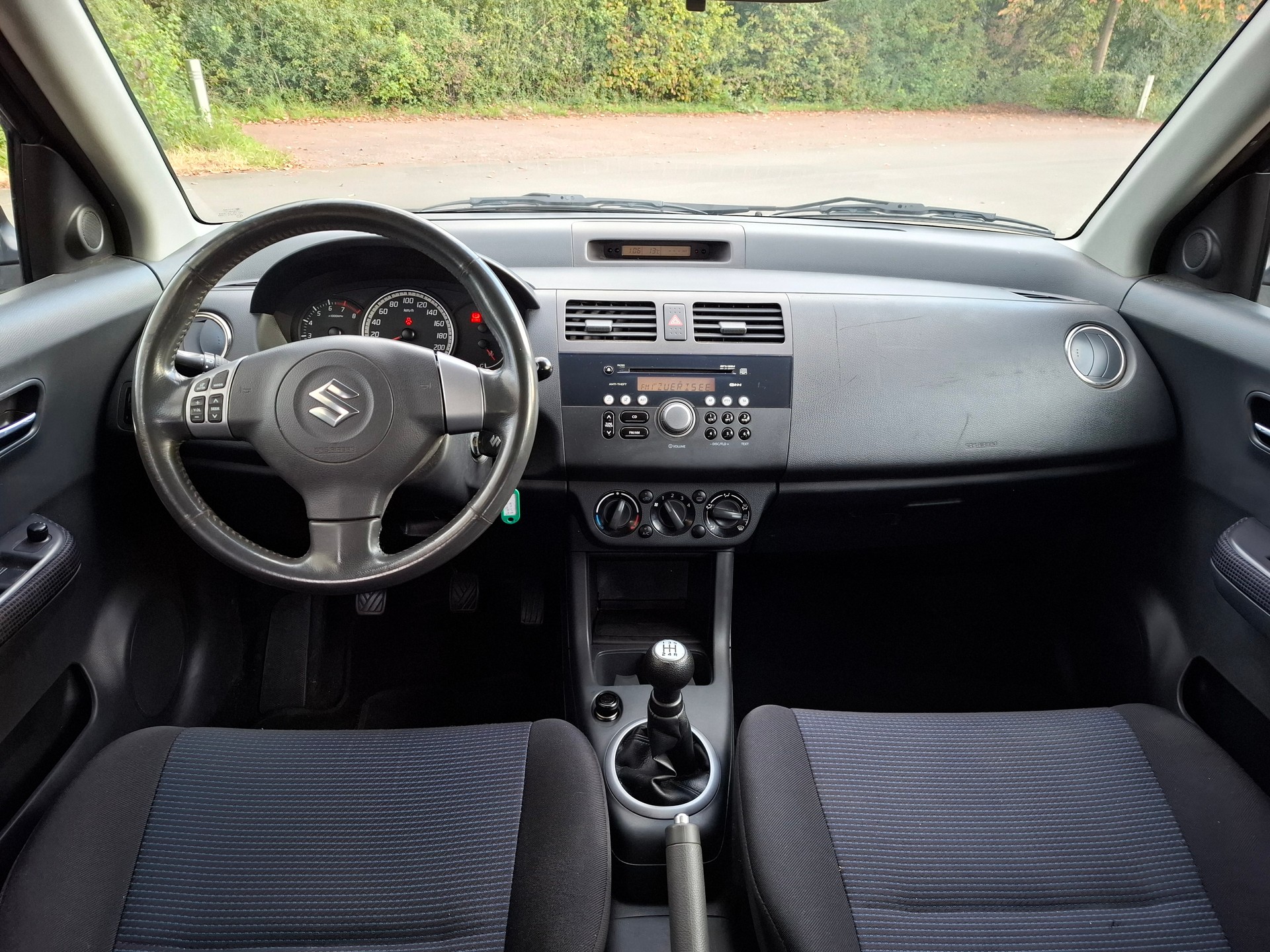 SUZUKI Swift 1.3i 16V GL 4x4-image-9