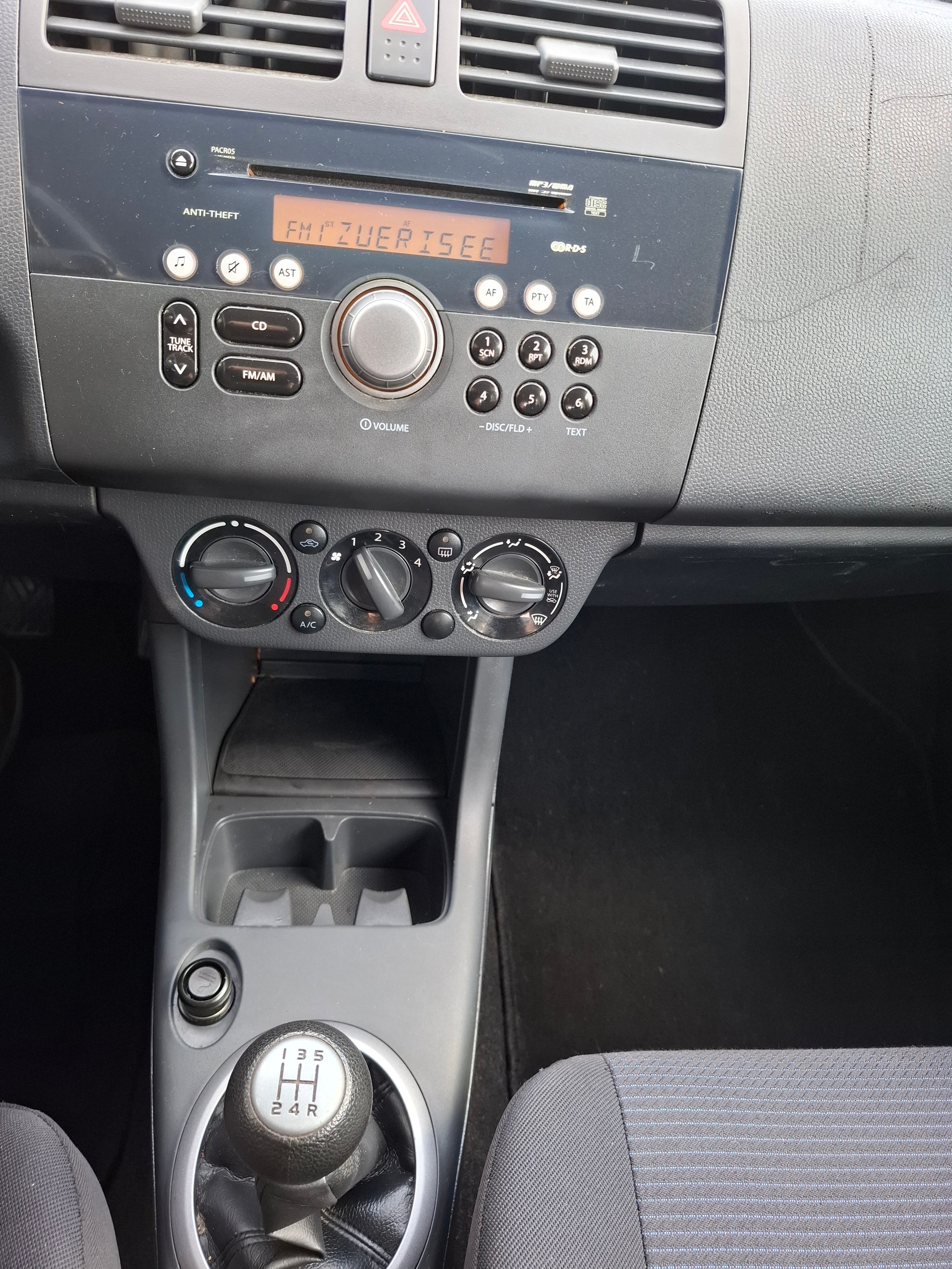 SUZUKI Swift 1.3i 16V GL 4x4-image-12