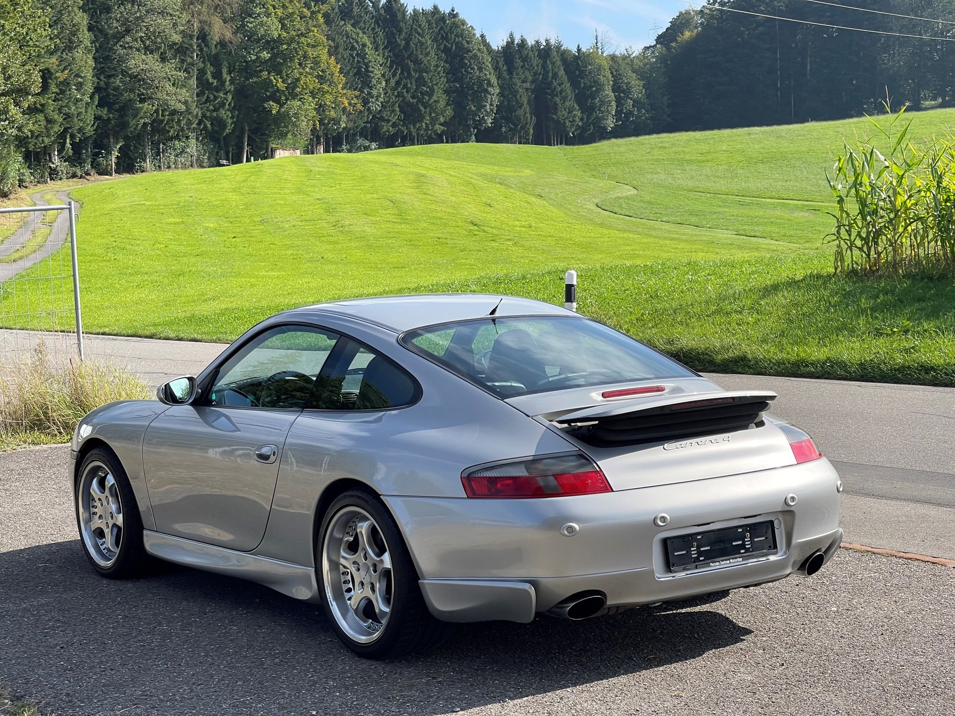 PORSCHE 911 Carrera 4-image-1