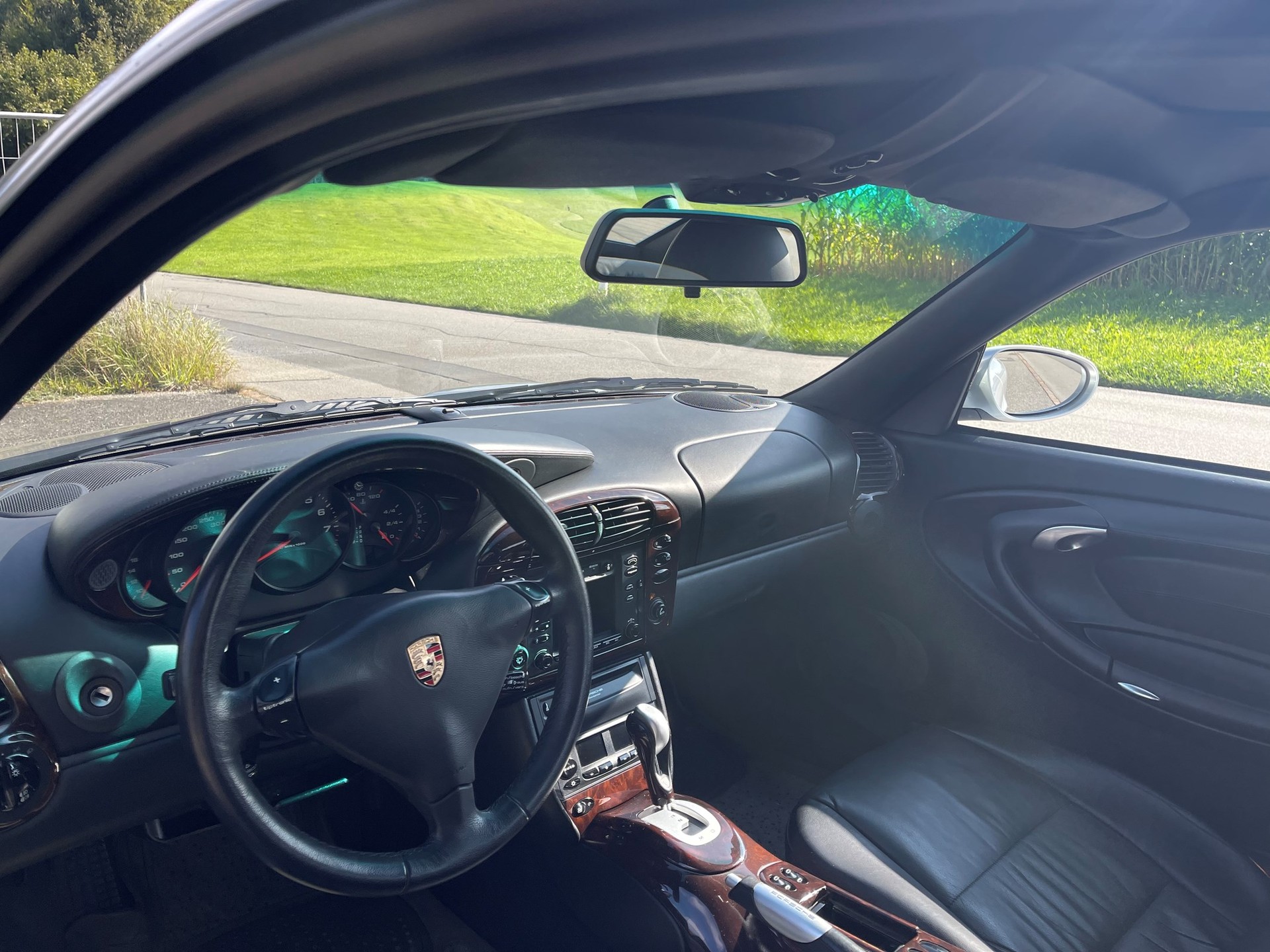 PORSCHE 911 Carrera 4-image-8