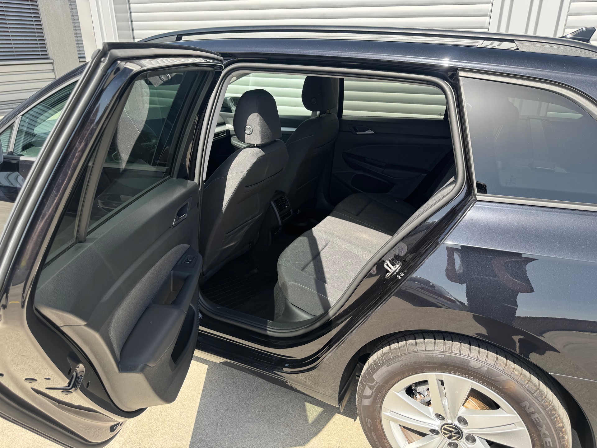 VW Golf Variant 1.5 eTSI mHEV Life-image-9
