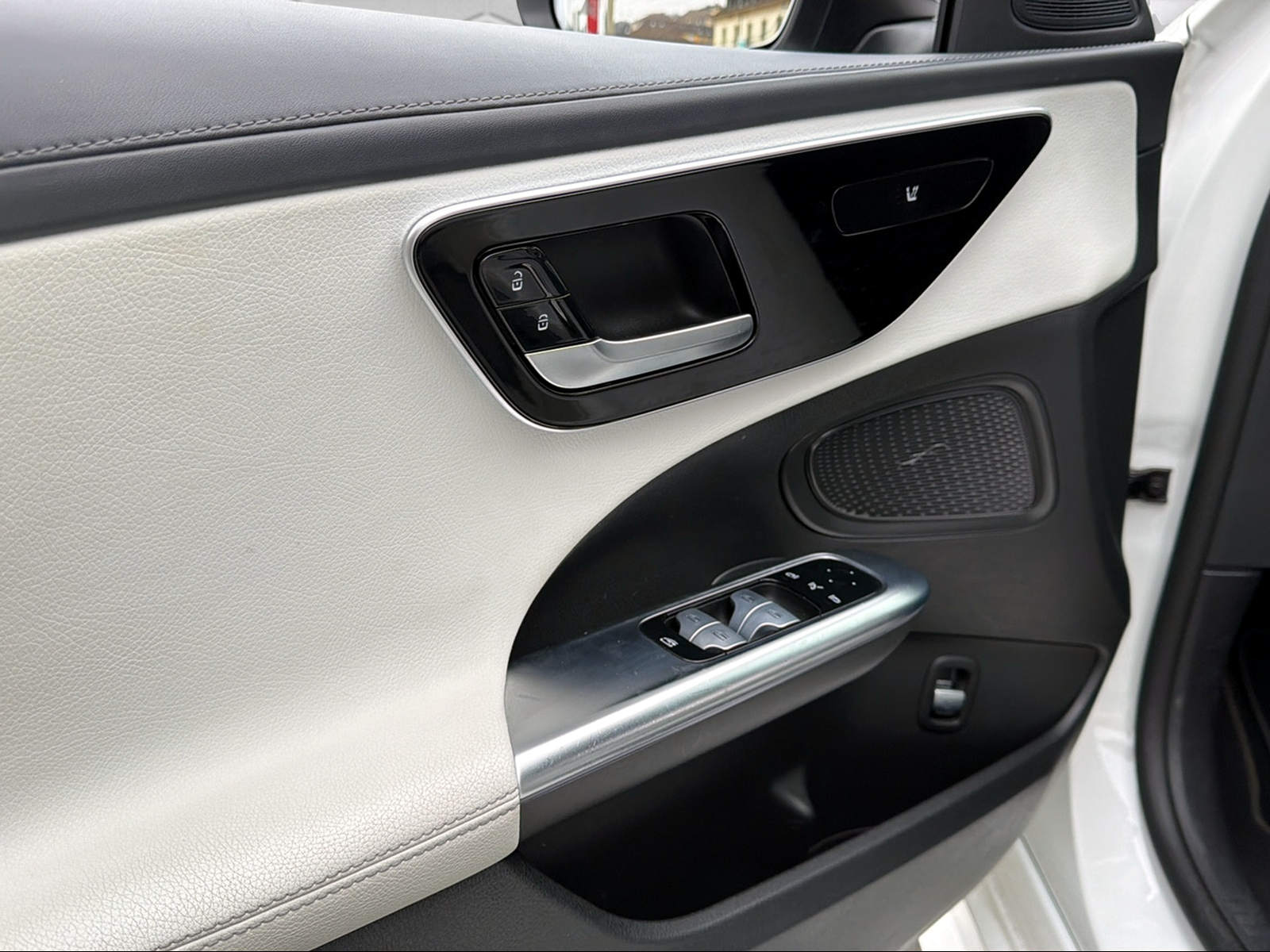 MERCEDES-BENZ C 300 4Matic AMG Line-image-18