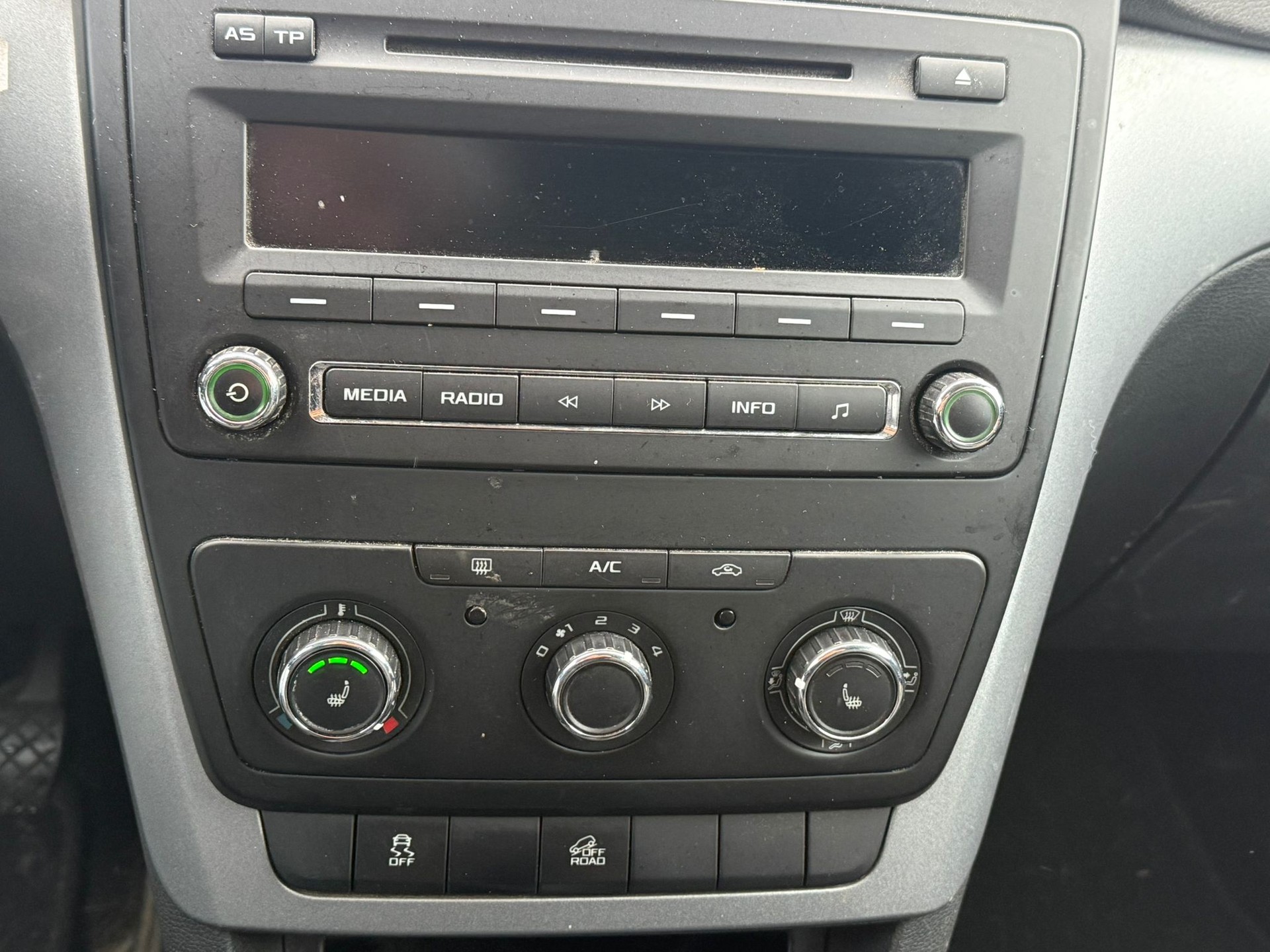 SKODA Yeti 1.8 TSI Ambition 4x4-image-13