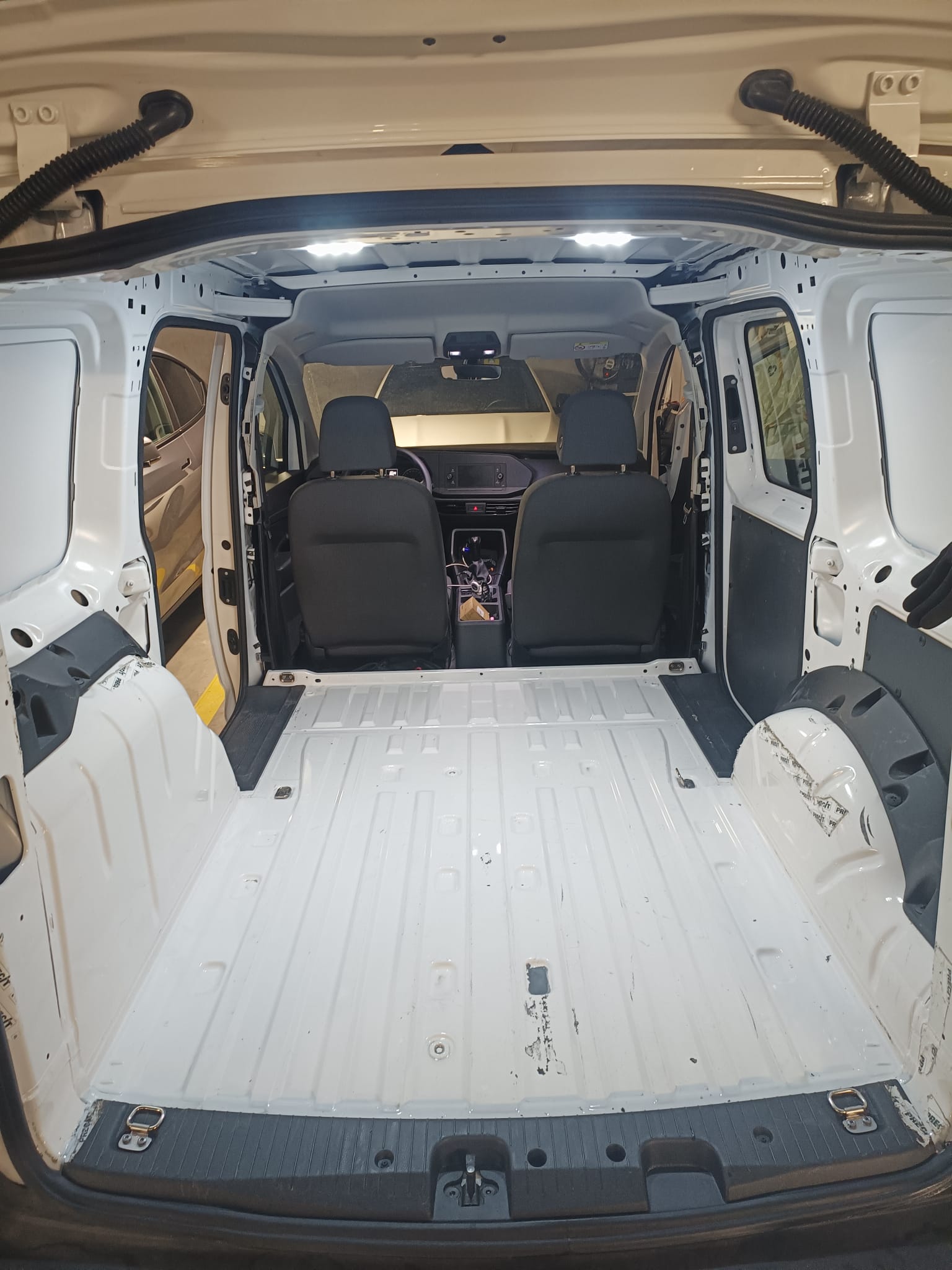 VW Caddy Cargo 1.5 TSI Entry-image-5