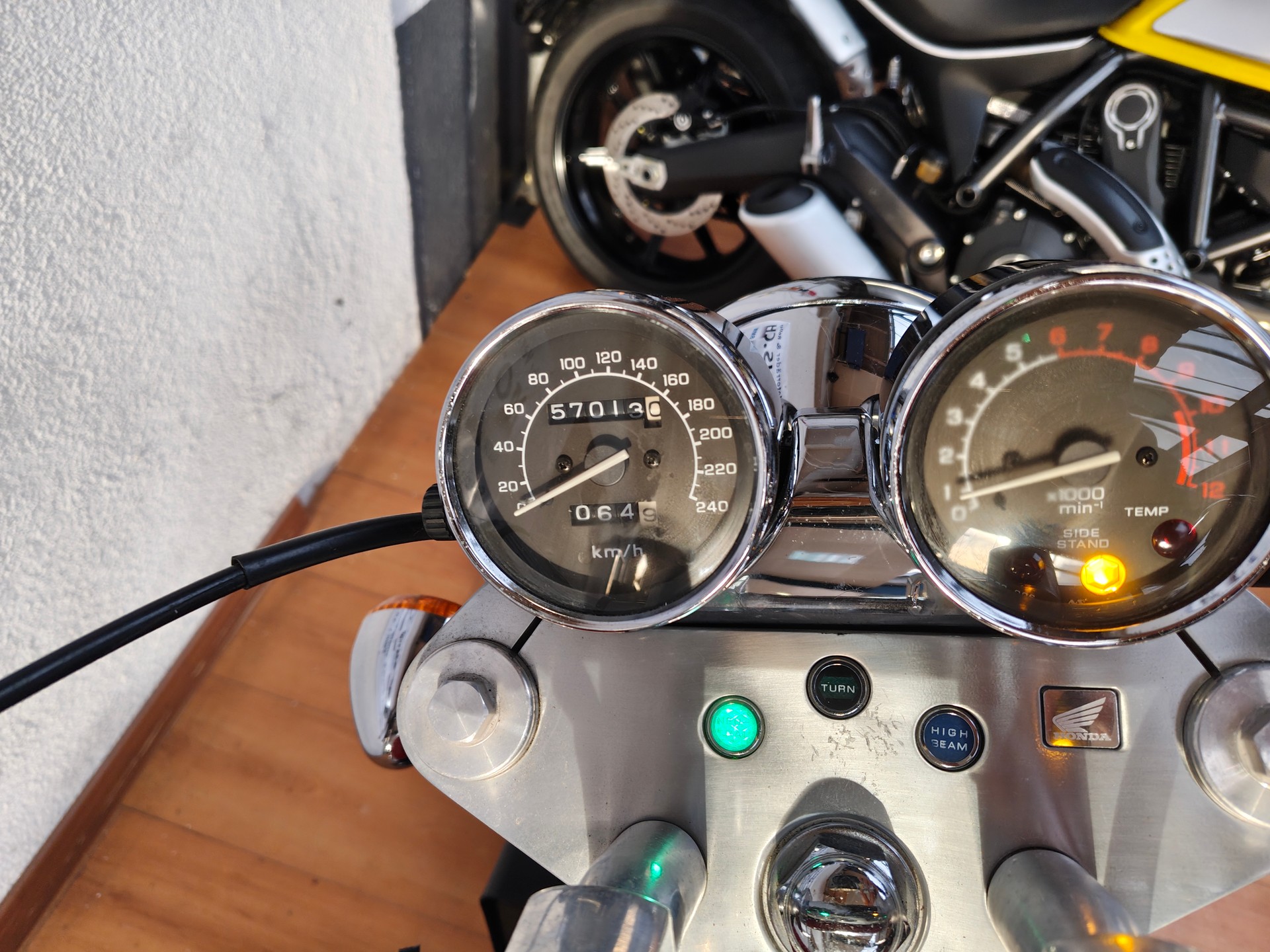 HONDA VF 750 C Magna-image-1