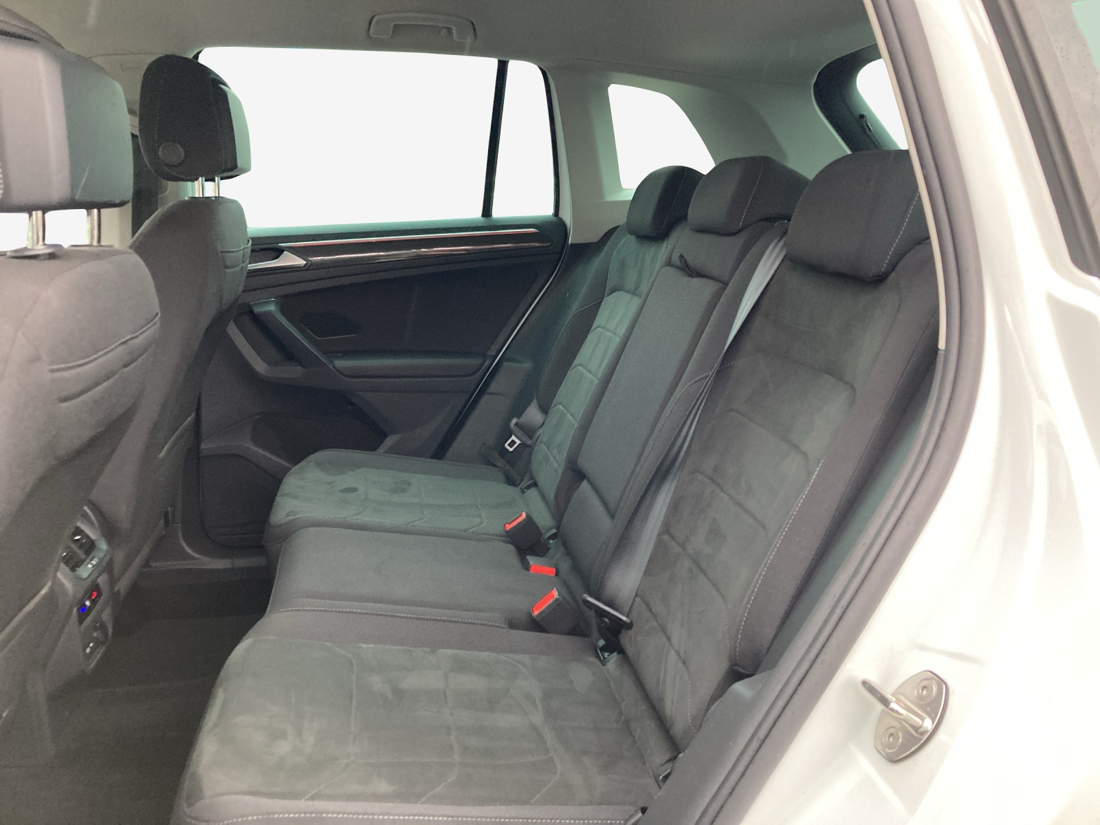 VW Tiguan 2.0 TDI SCR Elegance 4Motion DSG-image-11