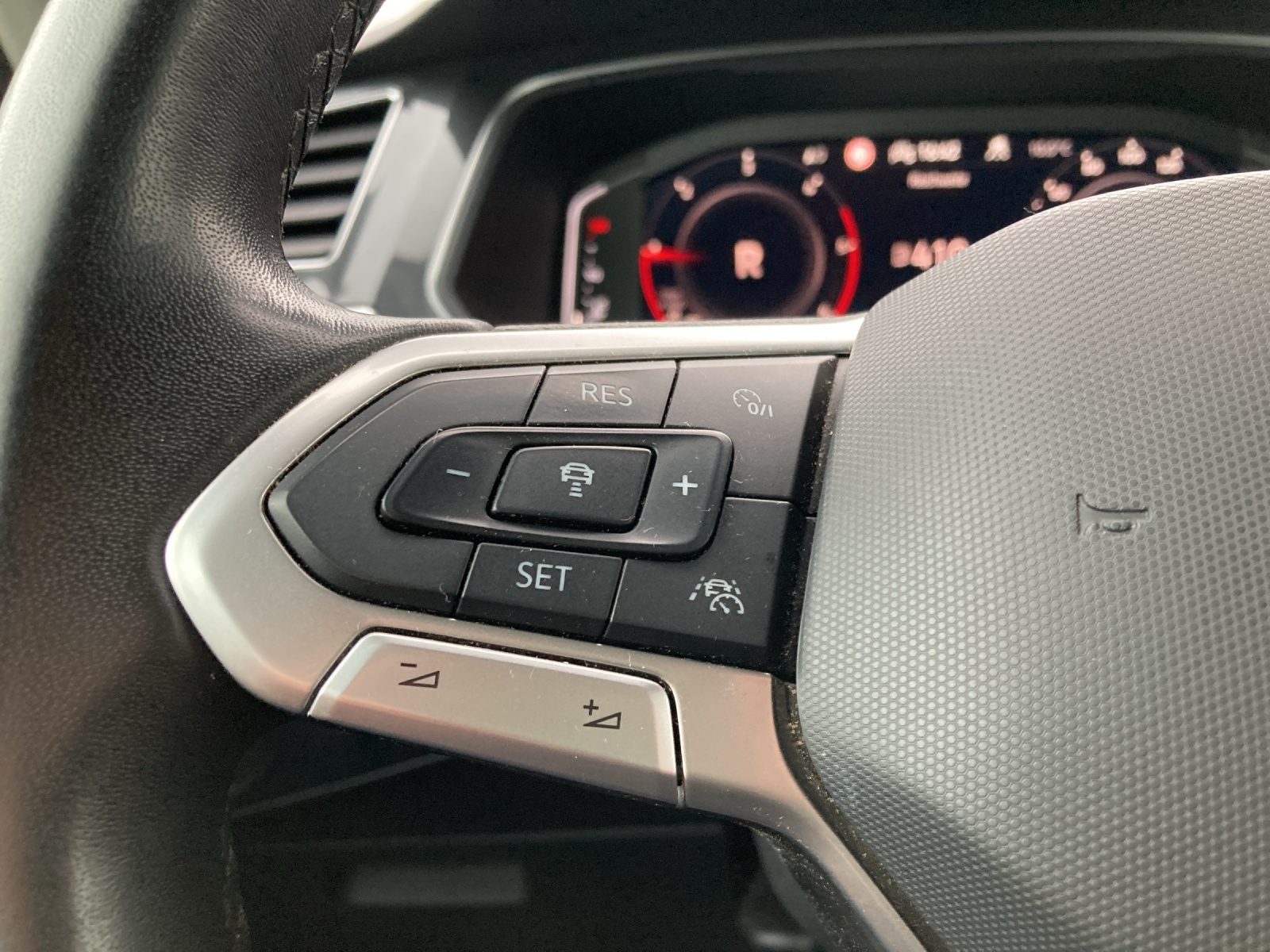 VW Tiguan 2.0 TDI SCR Elegance 4Motion DSG-image-15