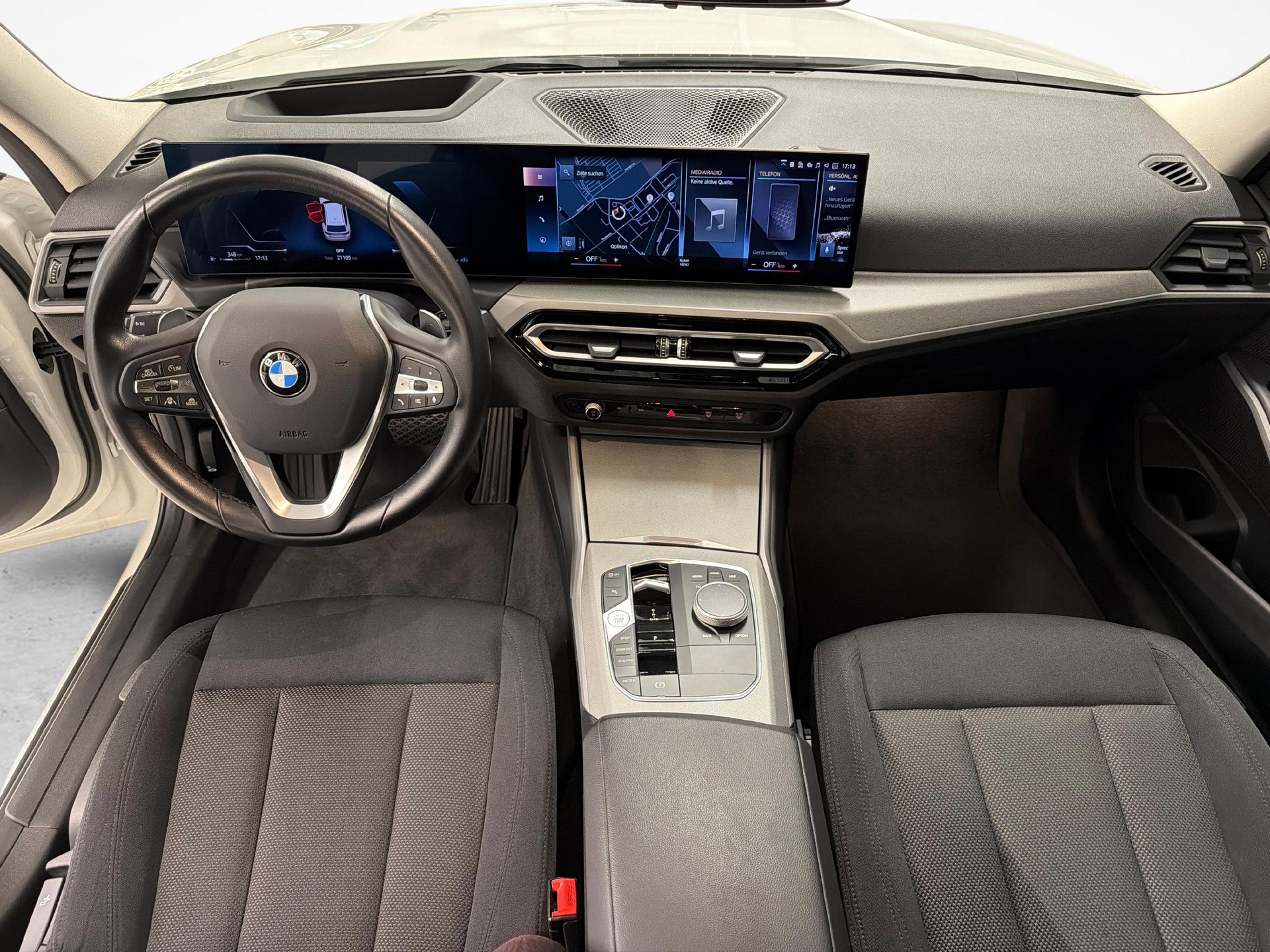 BMW 320d xDrive Touring-image-11