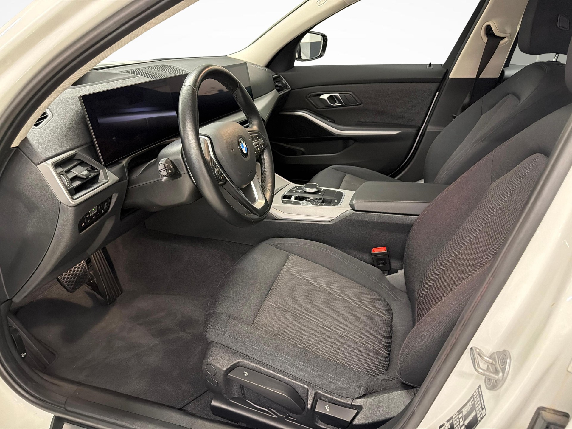 BMW 320d xDrive Touring-image-9