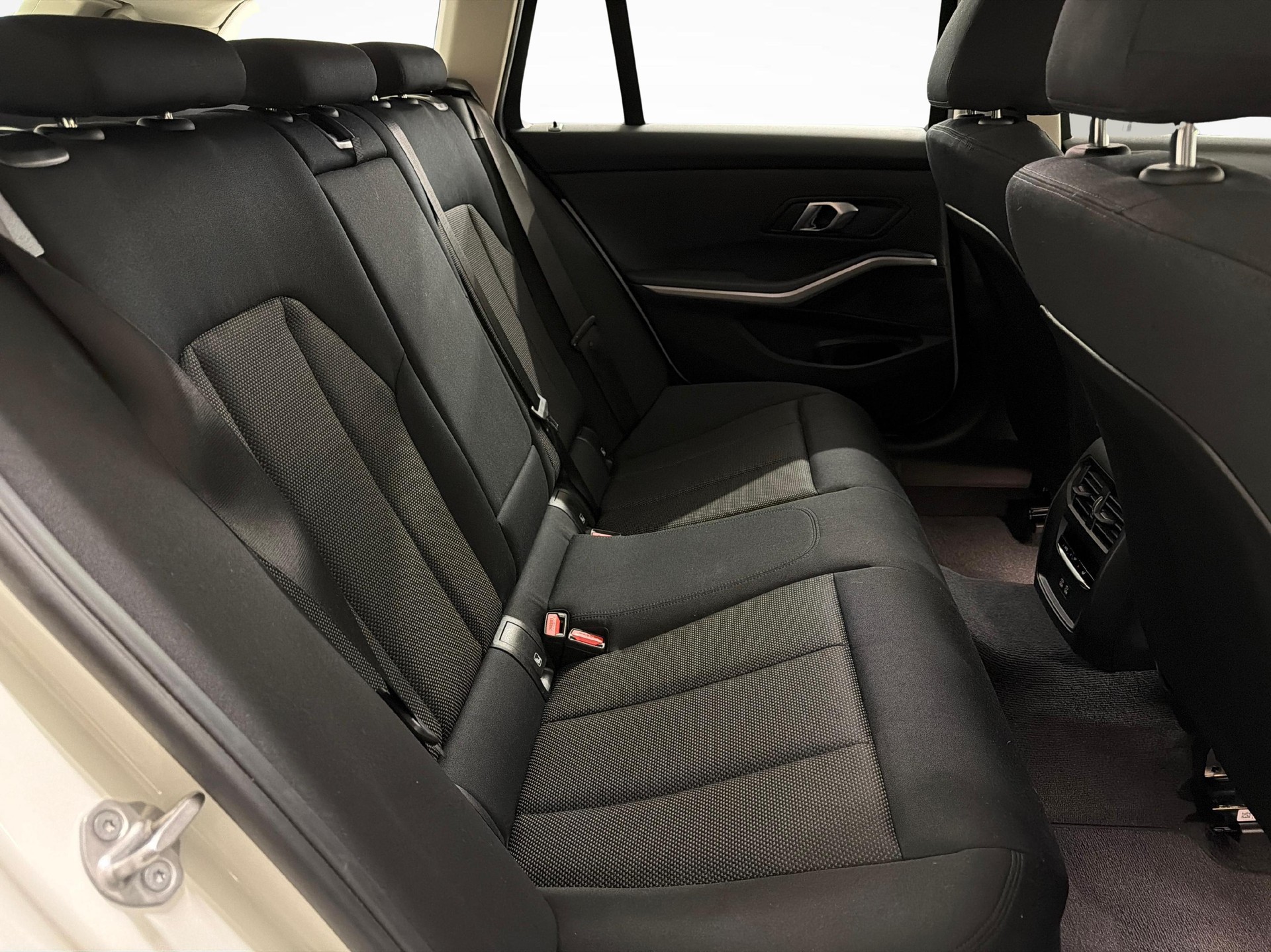 BMW 320d xDrive Touring-image-17