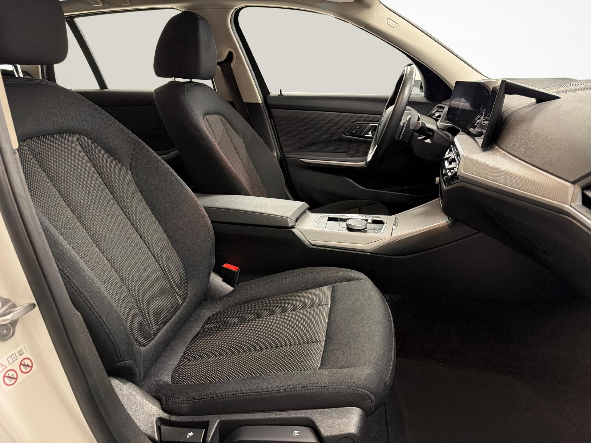 BMW 320d xDrive Touring-image-10
