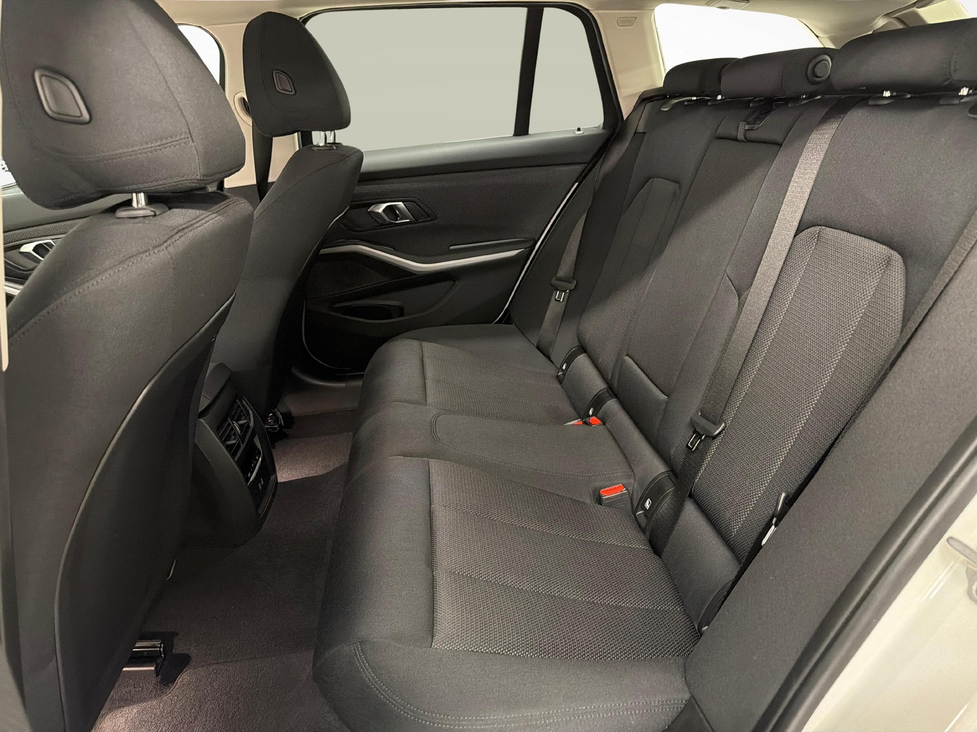 BMW 320d xDrive Touring-image-16