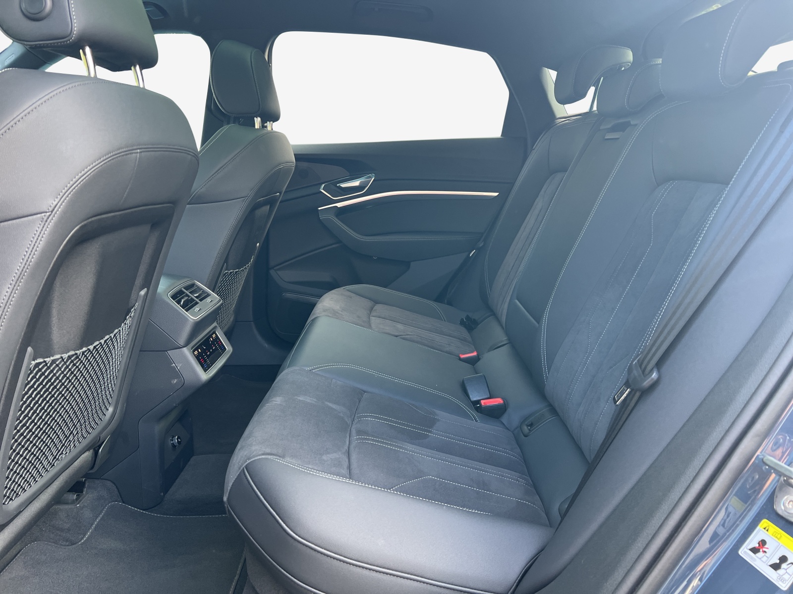 AUDI Q8 Sportback 55 e-tron S line quattro-image-11