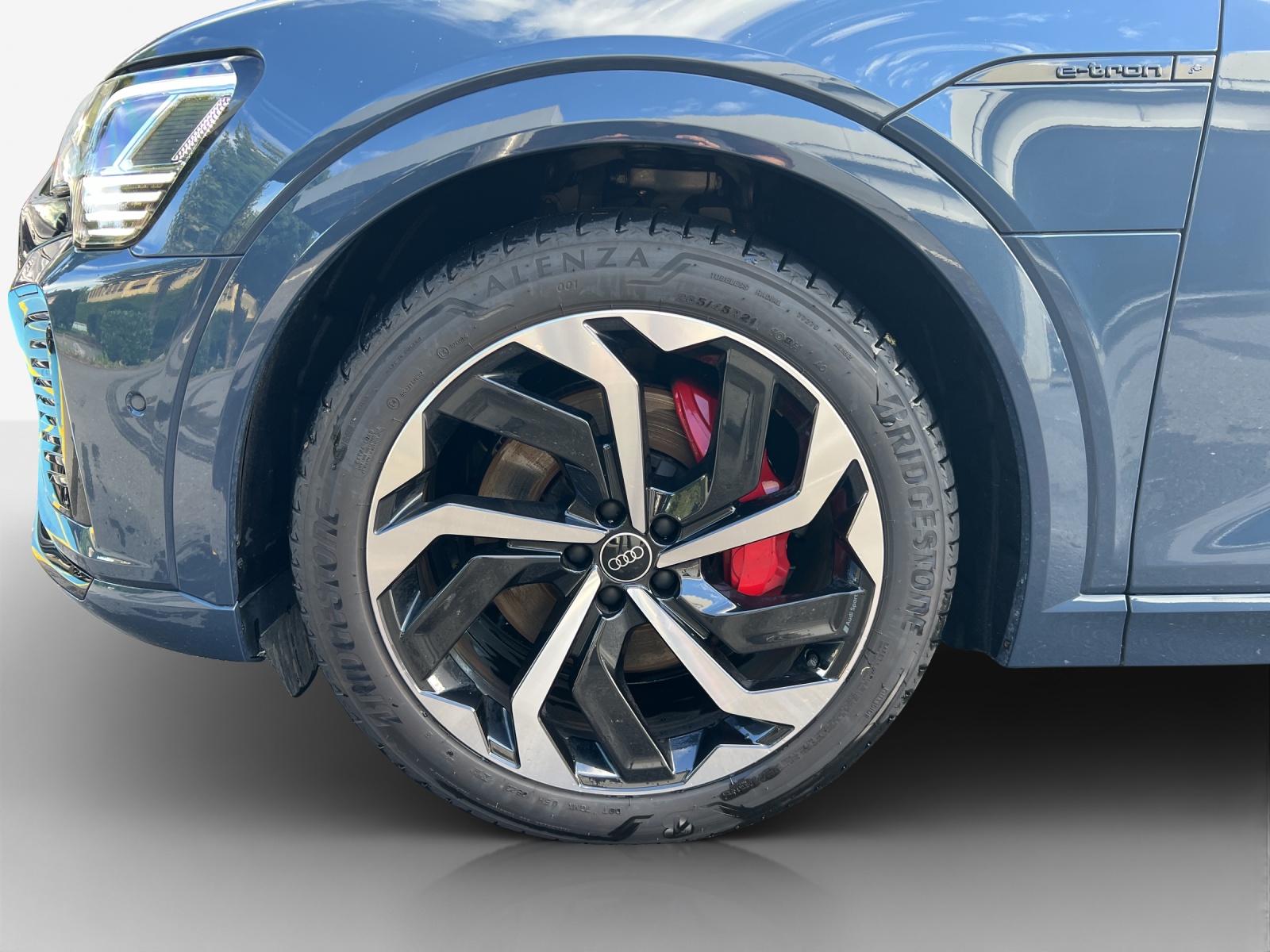 AUDI Q8 Sportback 55 e-tron S line quattro-image-13