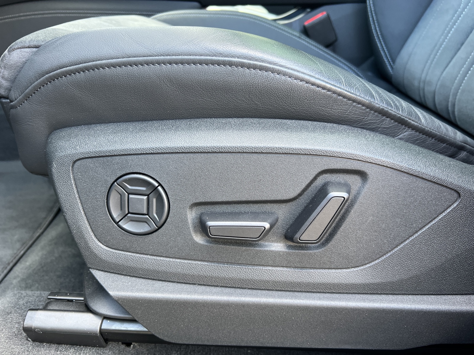 AUDI Q8 Sportback 55 e-tron S line quattro-image-15
