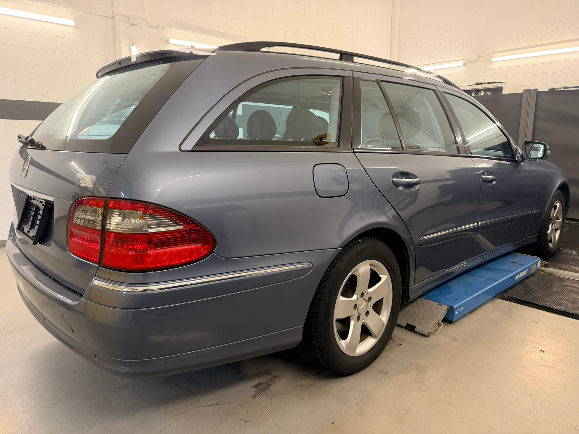 MERCEDES-BENZ E 320 CDI Avantgarde 4Matic Automatic-image-3