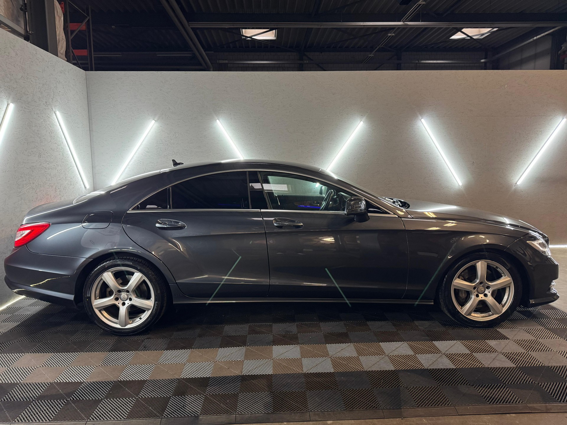 MERCEDES-BENZ CLS 350 CDI 4Matic 7G-Tronic AMG-Line-image-2